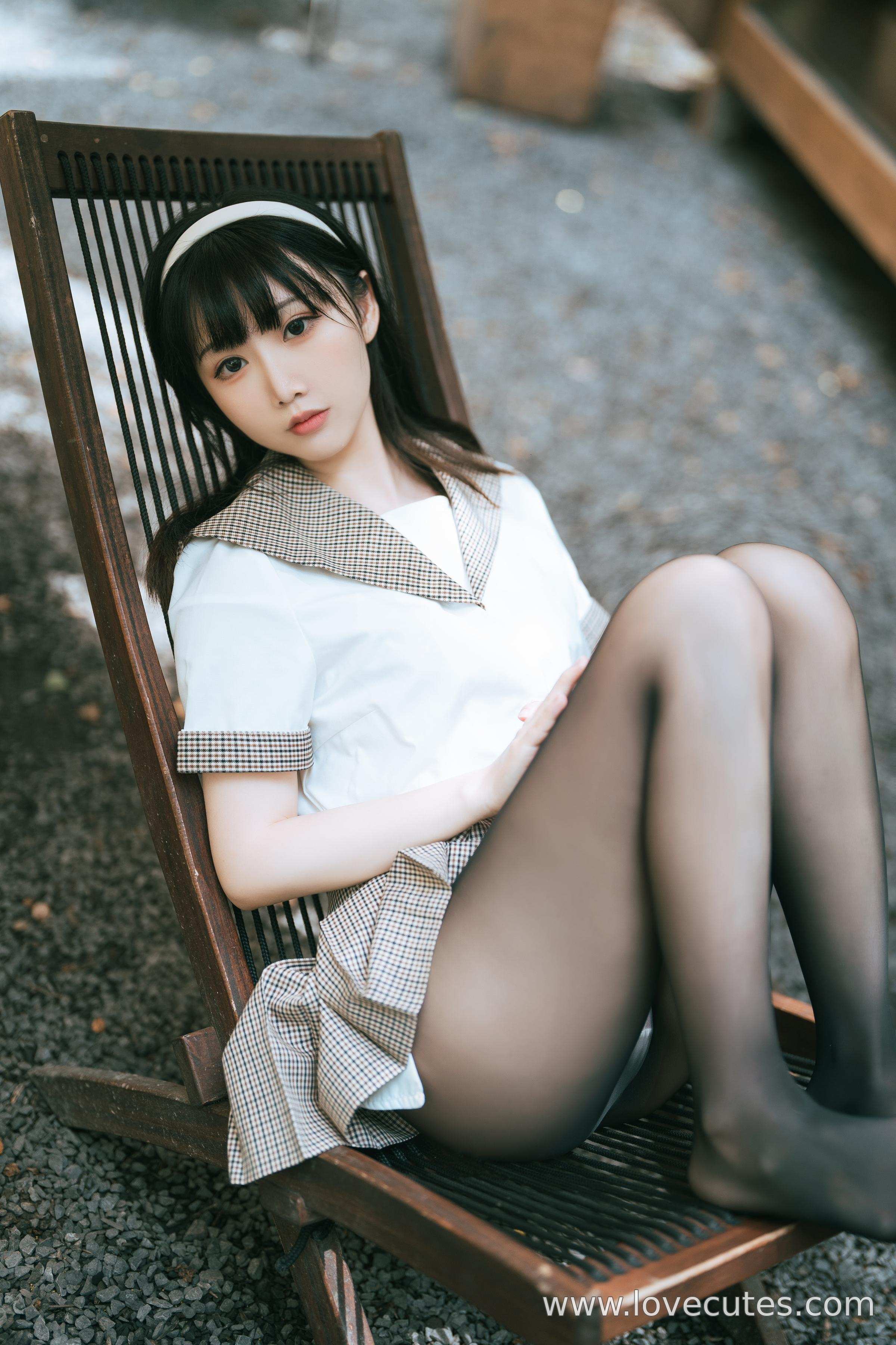 [cosplay] 面饼仙儿 - cos 黑丝露营JK：真人写实性感JK少女 黑丝制服露营撕裂裙子翘臀开档 极致挑逗无修正 40P