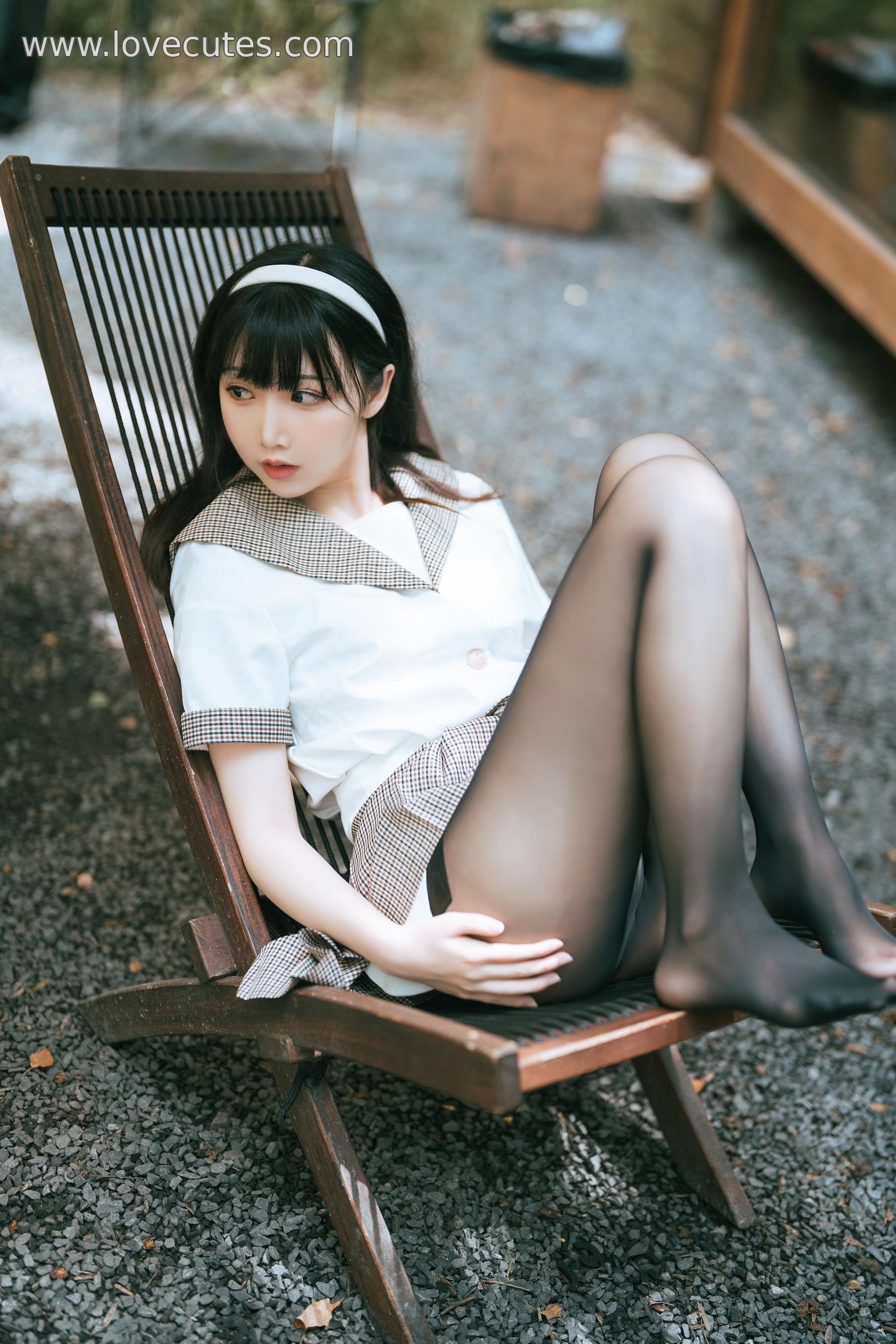 [cosplay] 面饼仙儿 - cos 黑丝露营JK：真人写实性感JK少女 黑丝制服露营撕裂裙子翘臀开档 极致挑逗无修正 40P