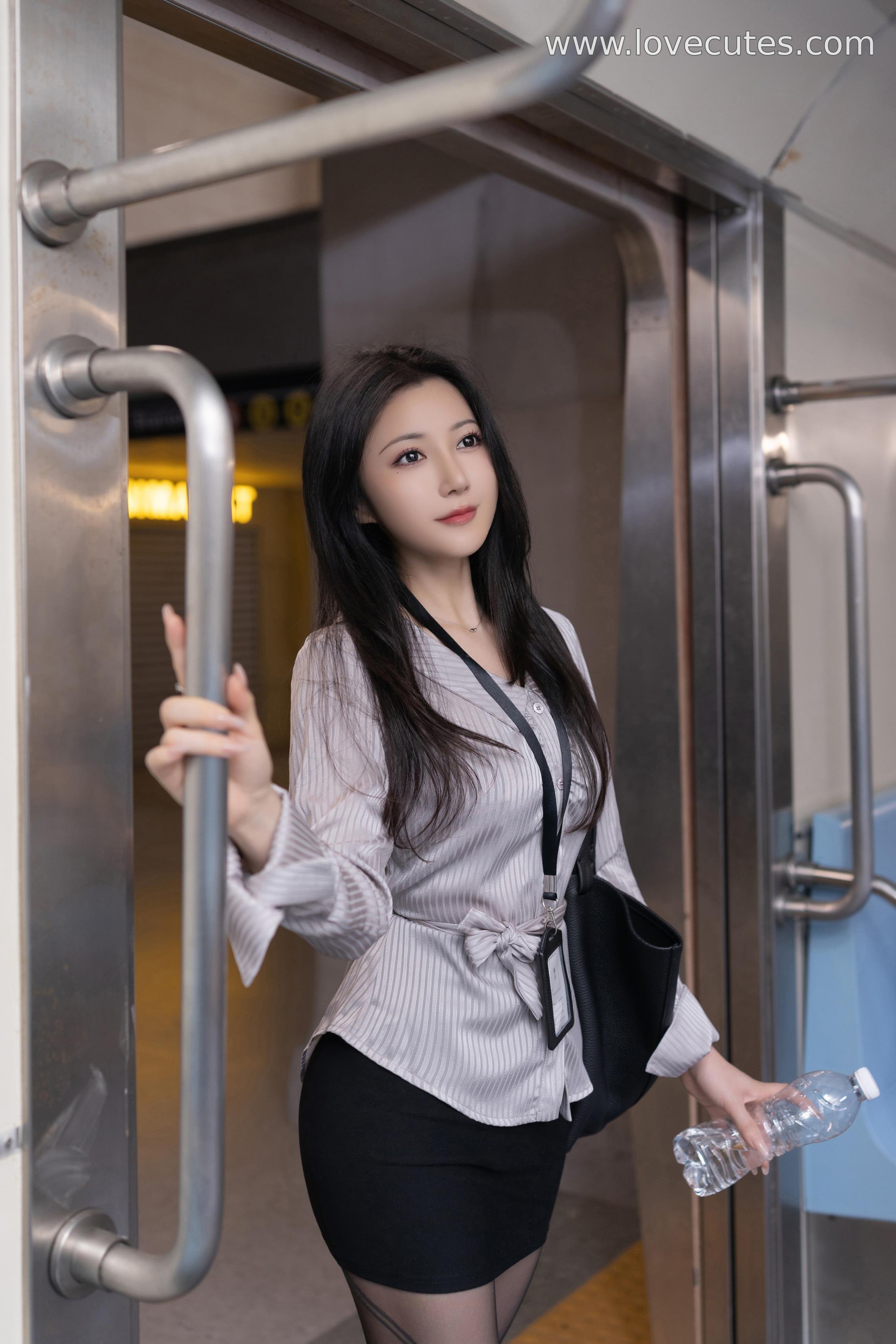 Model] Caviar Fish - Hypnotic Subway: Subway Scene + Uniform Elements, Black Stockings with Leopard Print Accents, Alluring Contrast, Full Atmosphere 120P