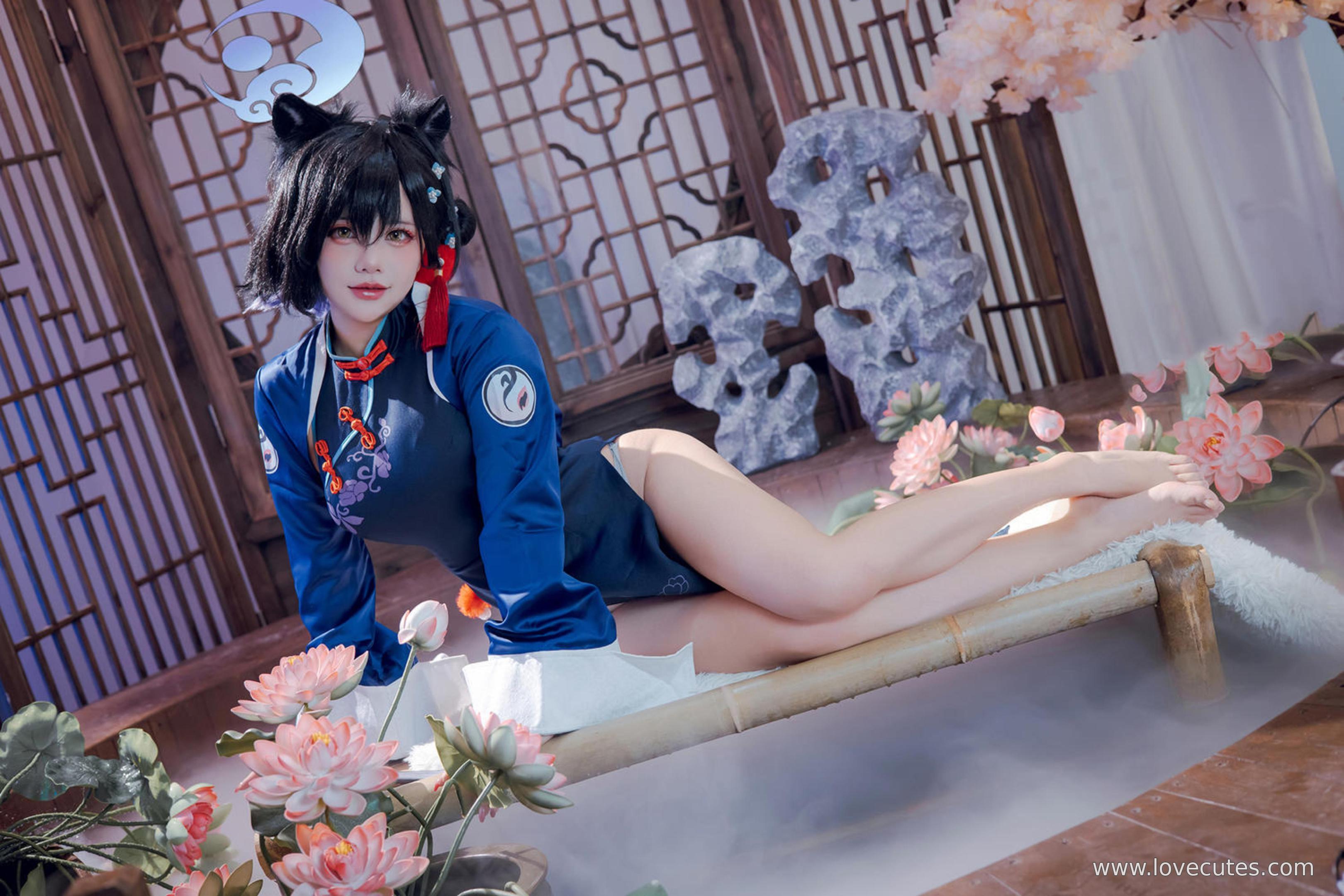 Cosplay] Is It a Bear Cub? - Tsukihara Kaguya: Traditional Qipao + Ancient Costume Vibe, Alluring Gaze and Poses, Impeccable Details, 55P