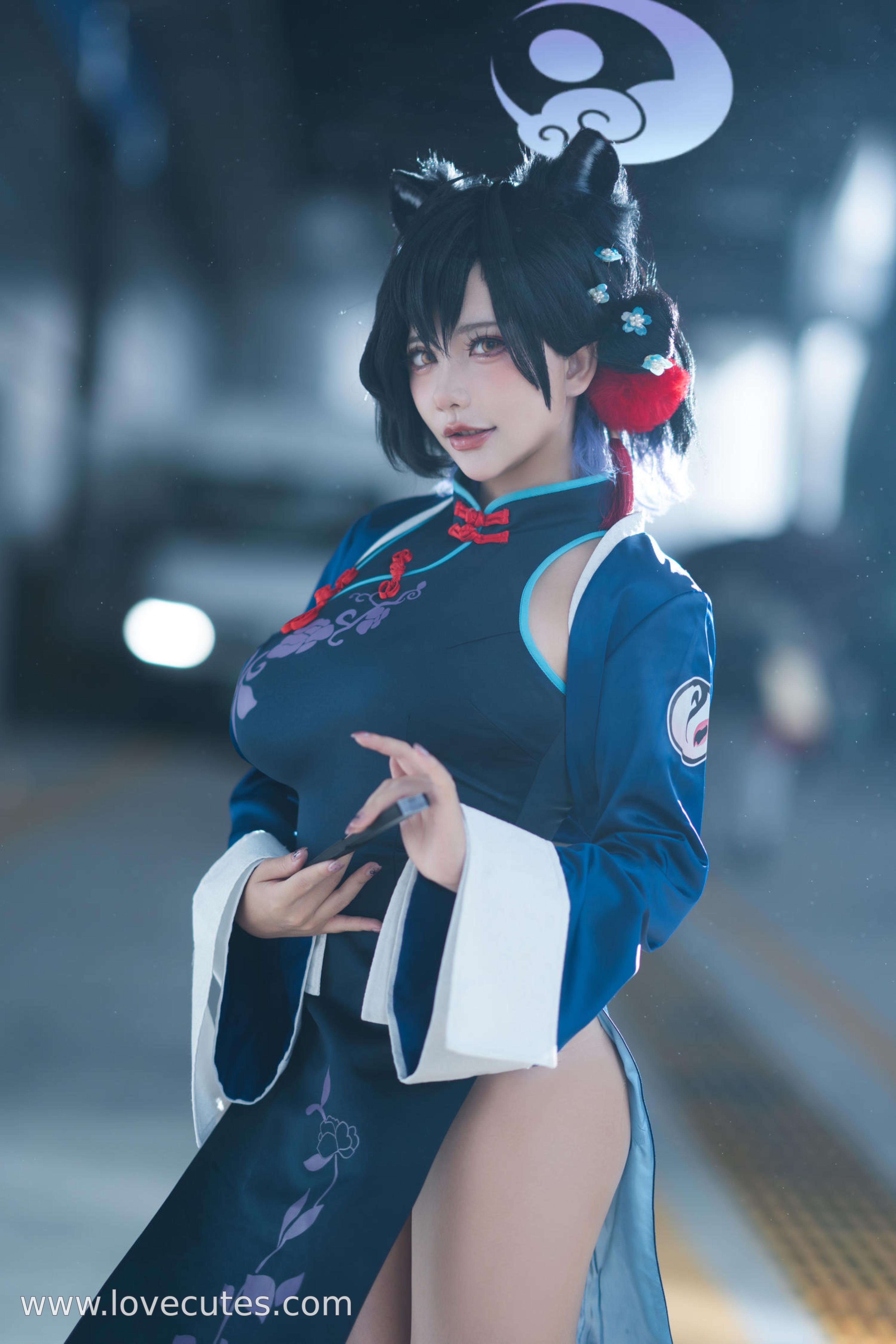 Cosplay] Is It a Bear Cub? - Tsukihara Kaguya: Traditional Qipao + Ancient Costume Vibe, Alluring Gaze and Poses, Impeccable Details, 55P