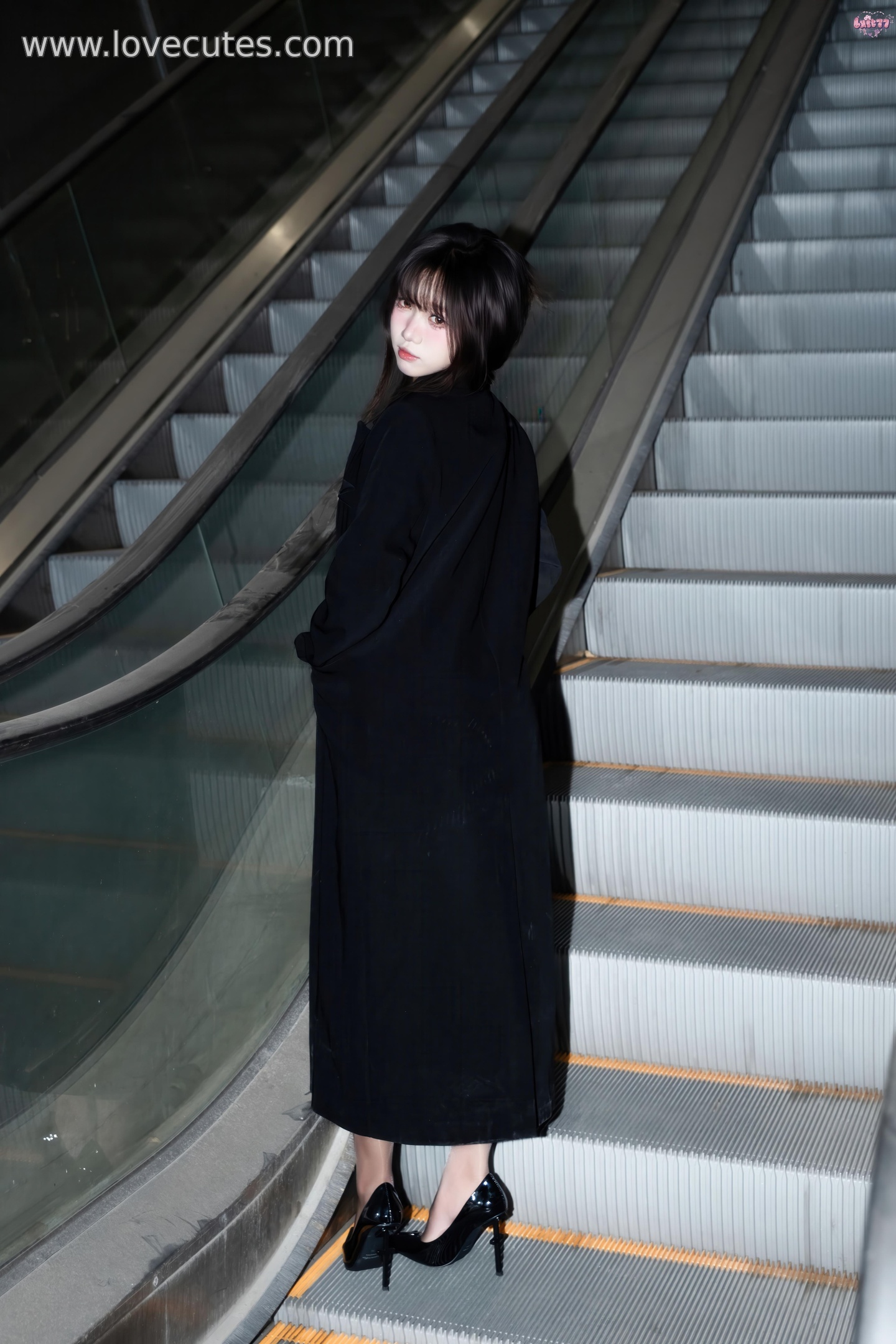 モデル] 柒柒不可愛 - 真夜中の邂逅：夜景雰囲気のポートレートテーマ 高いヒールと黒ストッキングの要素を強調した 映画的な画面 75P