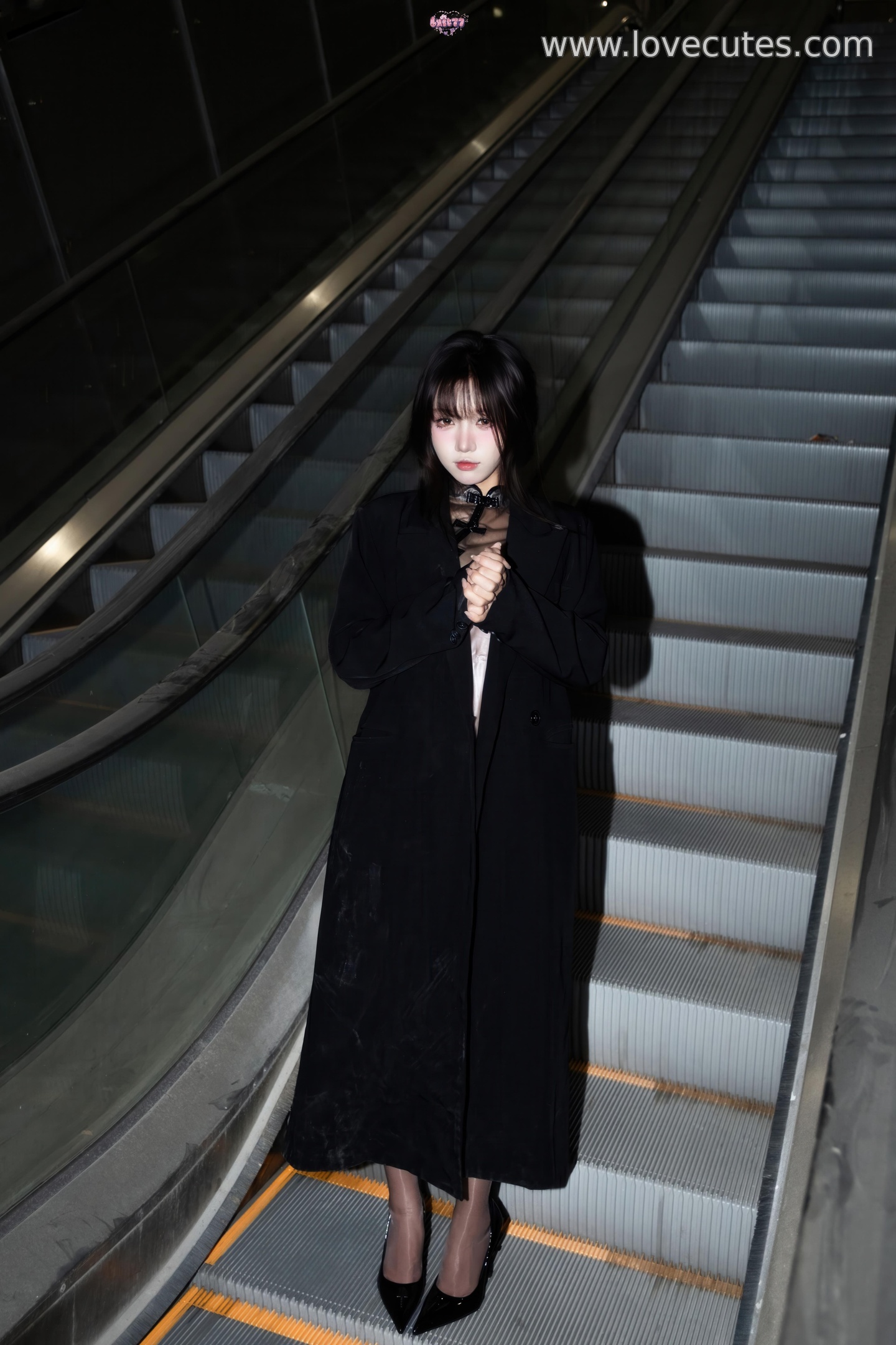 モデル] 柒柒不可愛 - 真夜中の邂逅：夜景雰囲気のポートレートテーマ 高いヒールと黒ストッキングの要素を強調した 映画的な画面 75P