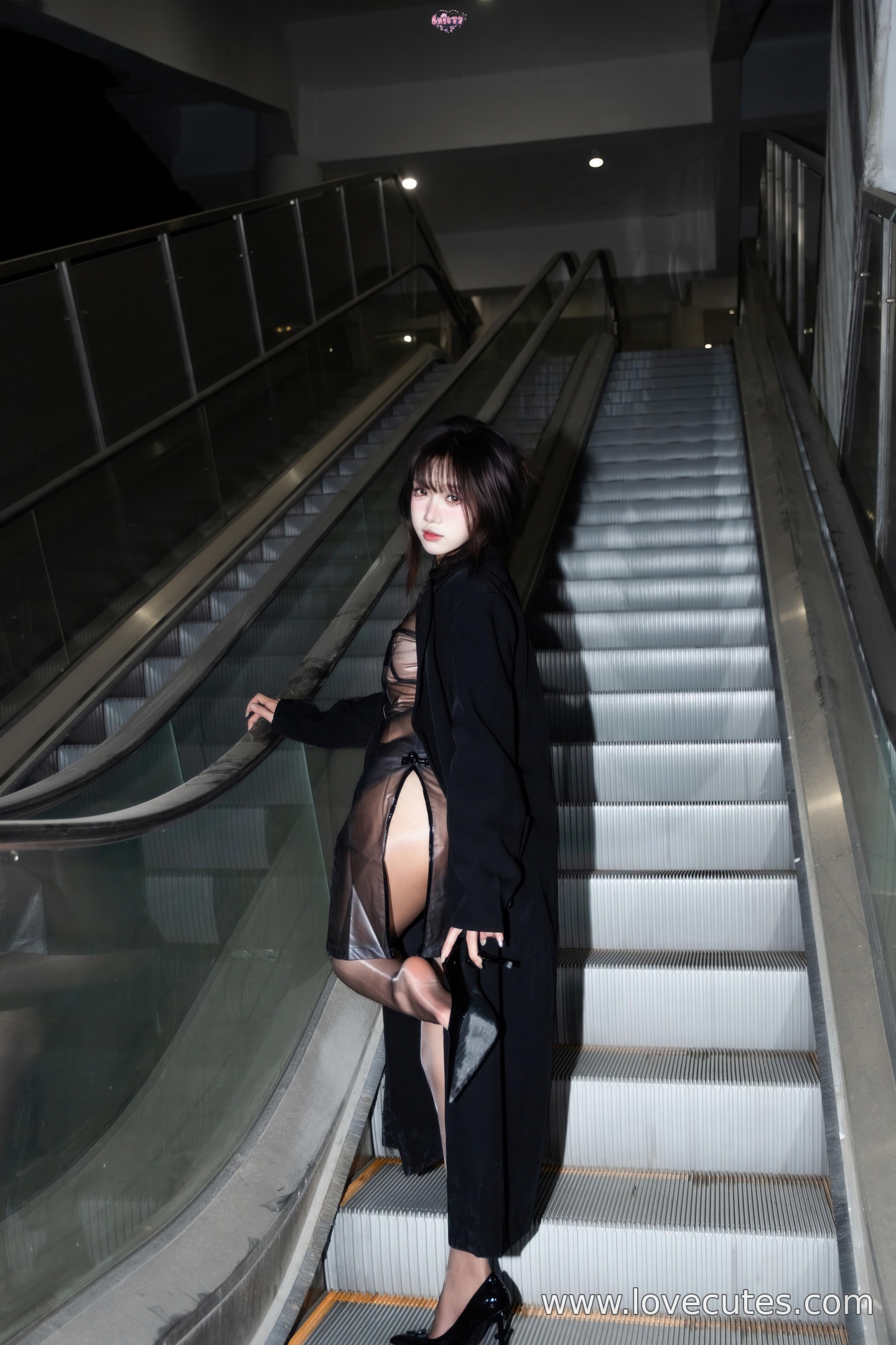 モデル] 柒柒不可愛 - 真夜中の邂逅：夜景雰囲気のポートレートテーマ 高いヒールと黒ストッキングの要素を強調した 映画的な画面 75P