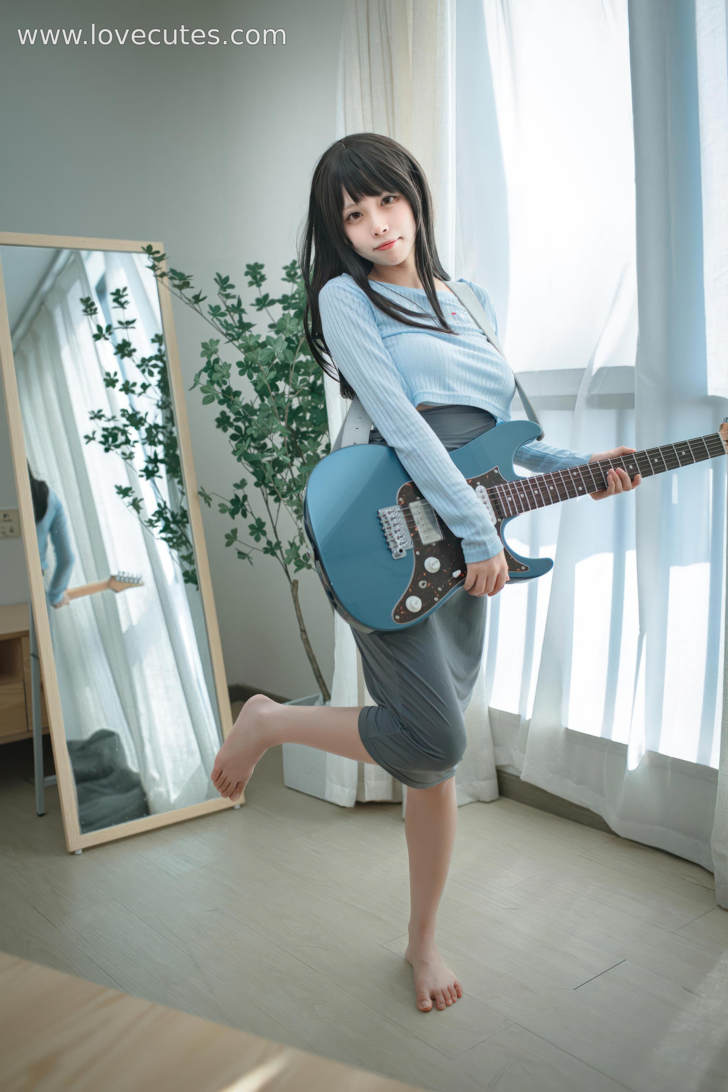 Cosplay] Three No-Personality Model - Guitar Sister: Original Guitar Girl Design Restoration, Combining Music Theme and Stage Presence, Capturing Character Expressions and Youthfulness in a Natural Atmosphere 24P