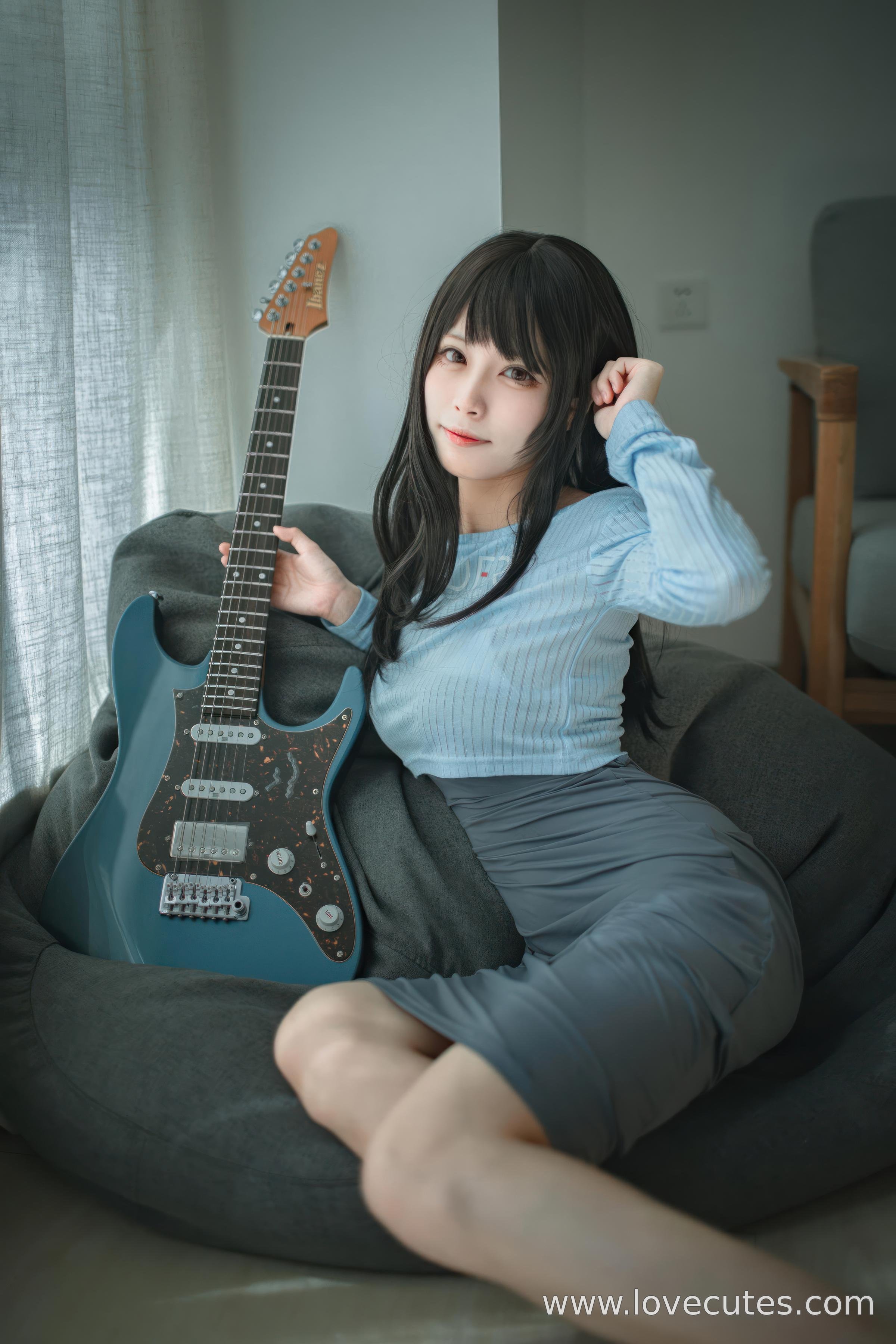 Cosplay] Three No-Personality Model - Guitar Sister: Original Guitar Girl Design Restoration, Combining Music Theme and Stage Presence, Capturing Character Expressions and Youthfulness in a Natural Atmosphere 24P