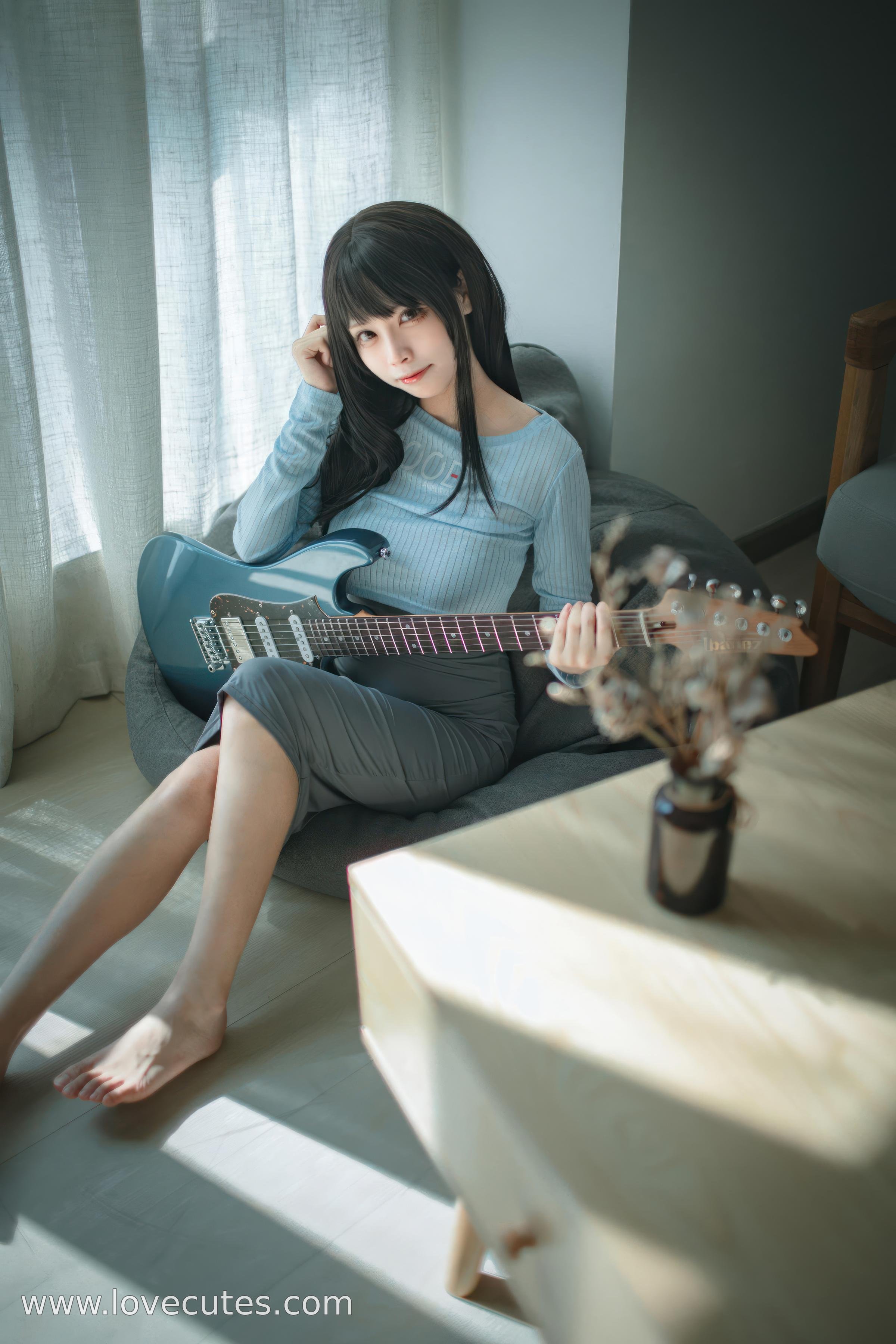 Cosplay] Three No-Personality Model - Guitar Sister: Original Guitar Girl Design Restoration, Combining Music Theme and Stage Presence, Capturing Character Expressions and Youthfulness in a Natural Atmosphere 24P