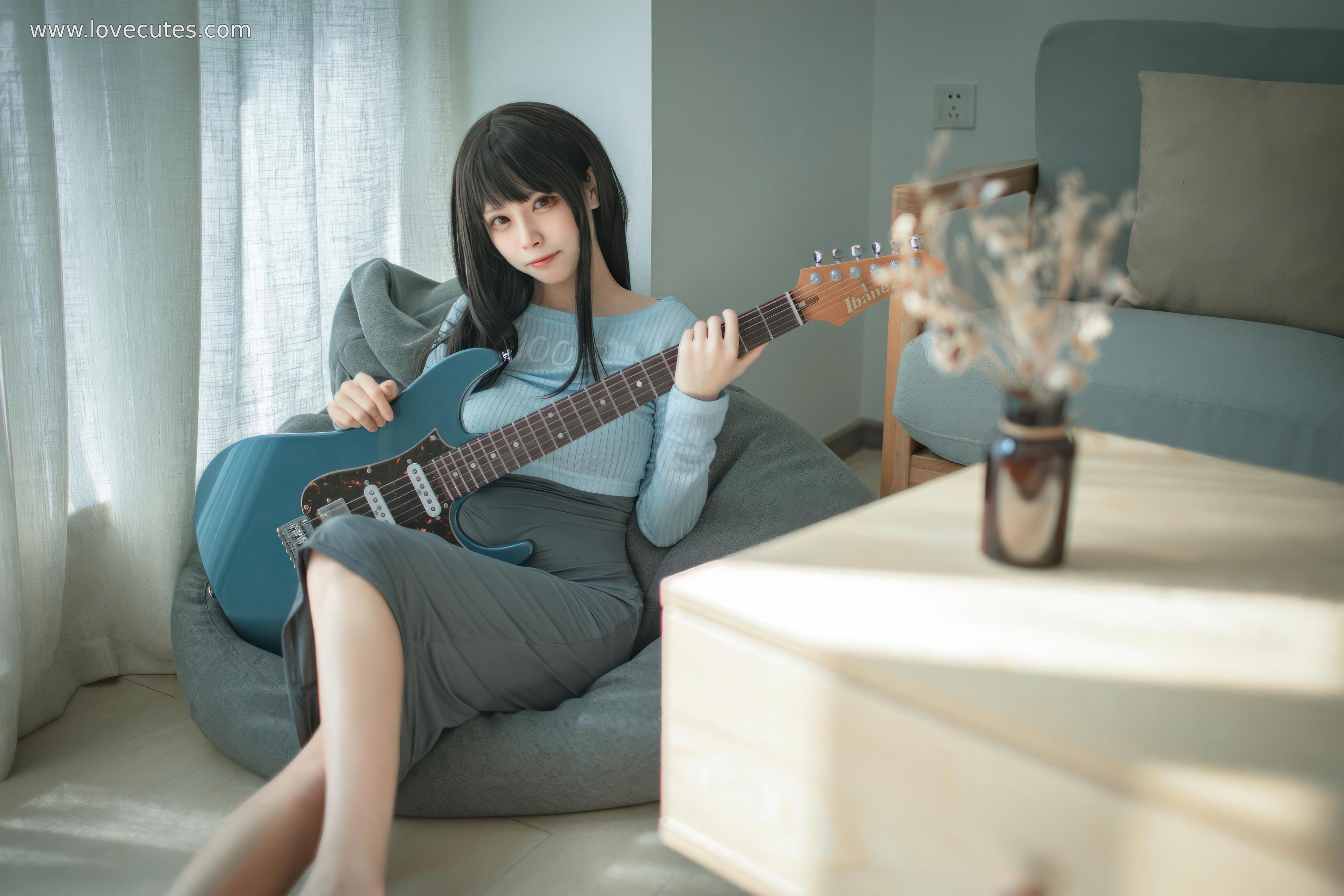 Cosplay] Three No-Personality Model - Guitar Sister: Original Guitar Girl Design Restoration, Combining Music Theme and Stage Presence, Capturing Character Expressions and Youthfulness in a Natural Atmosphere 24P