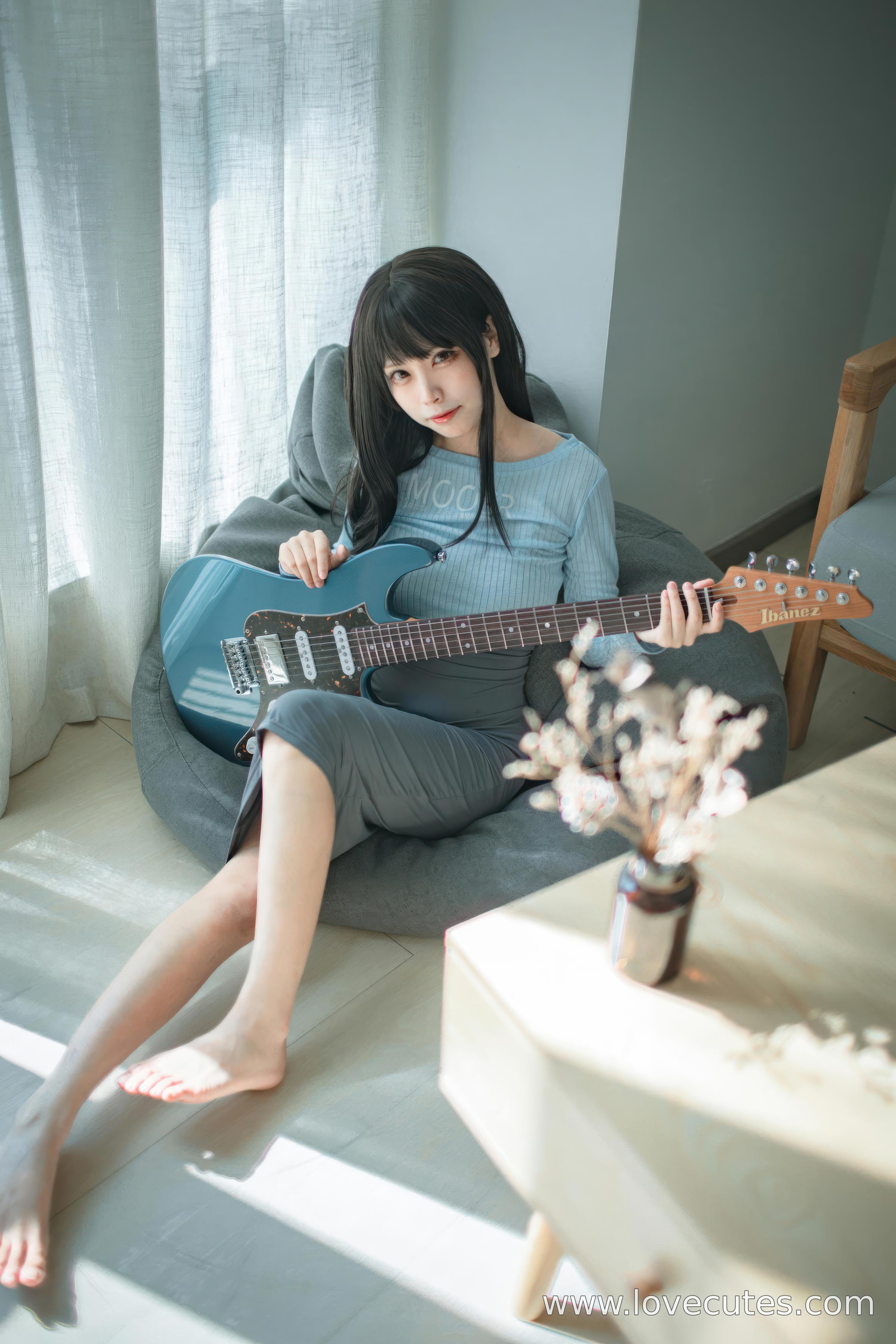 Cosplay] Three No-Personality Model - Guitar Sister: Original Guitar Girl Design Restoration, Combining Music Theme and Stage Presence, Capturing Character Expressions and Youthfulness in a Natural Atmosphere 24P
