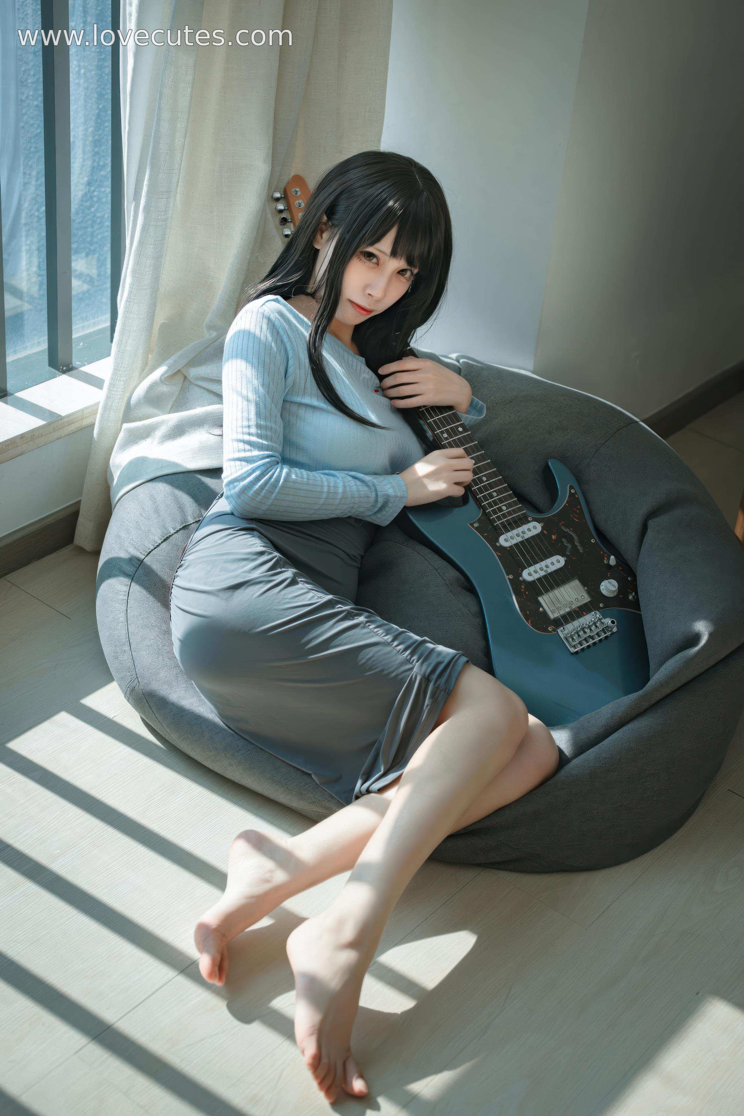 Cosplay] Three No-Personality Model - Guitar Sister: Original Guitar Girl Design Restoration, Combining Music Theme and Stage Presence, Capturing Character Expressions and Youthfulness in a Natural Atmosphere 24P