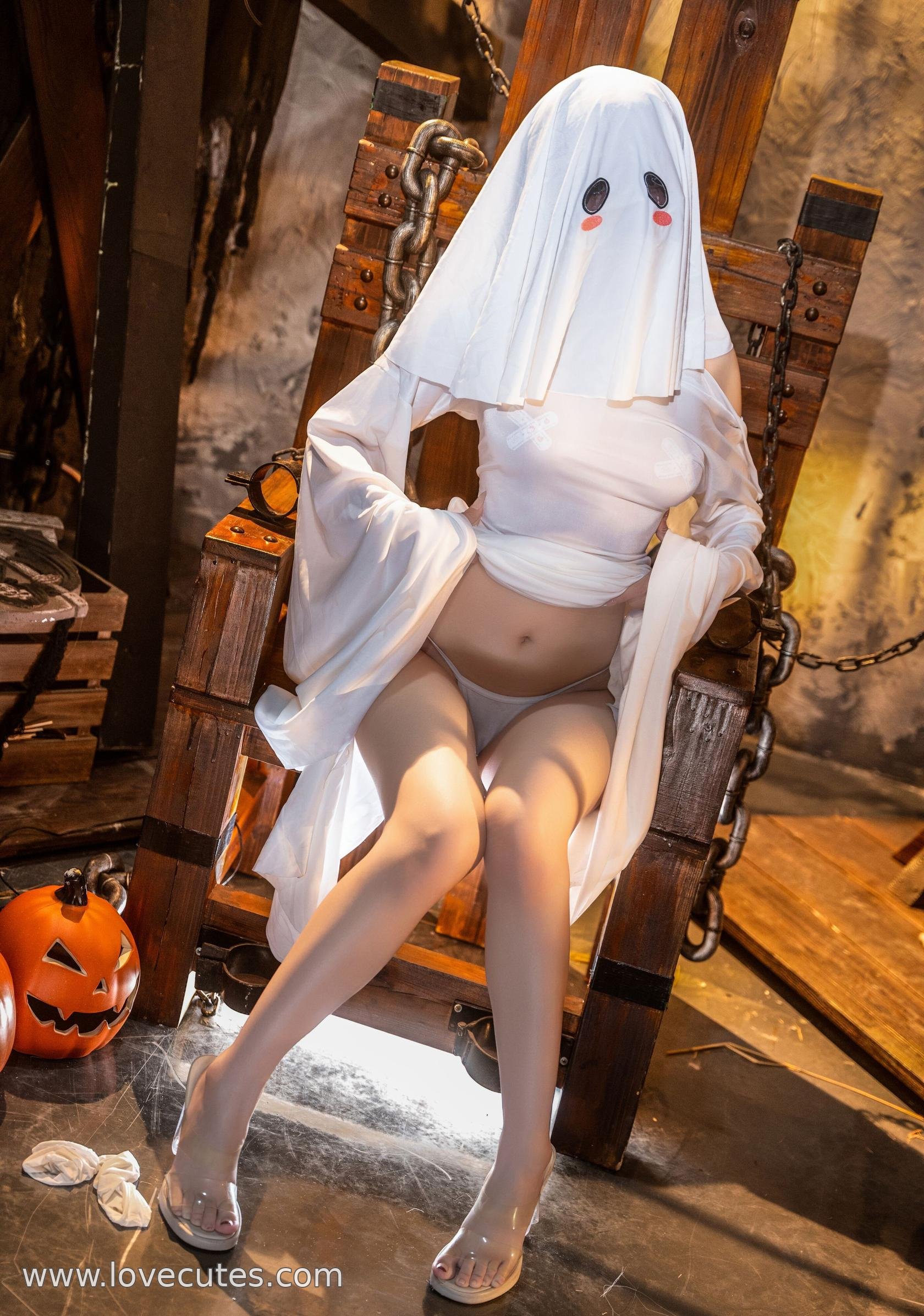 Cosplay] Qiqi is Not Cute - Ghost Girl: A Thematic Photoshoot with a Supernatural Atmosphere, Enhanced Makeup and Scene, Strong Visual Impact, 87P