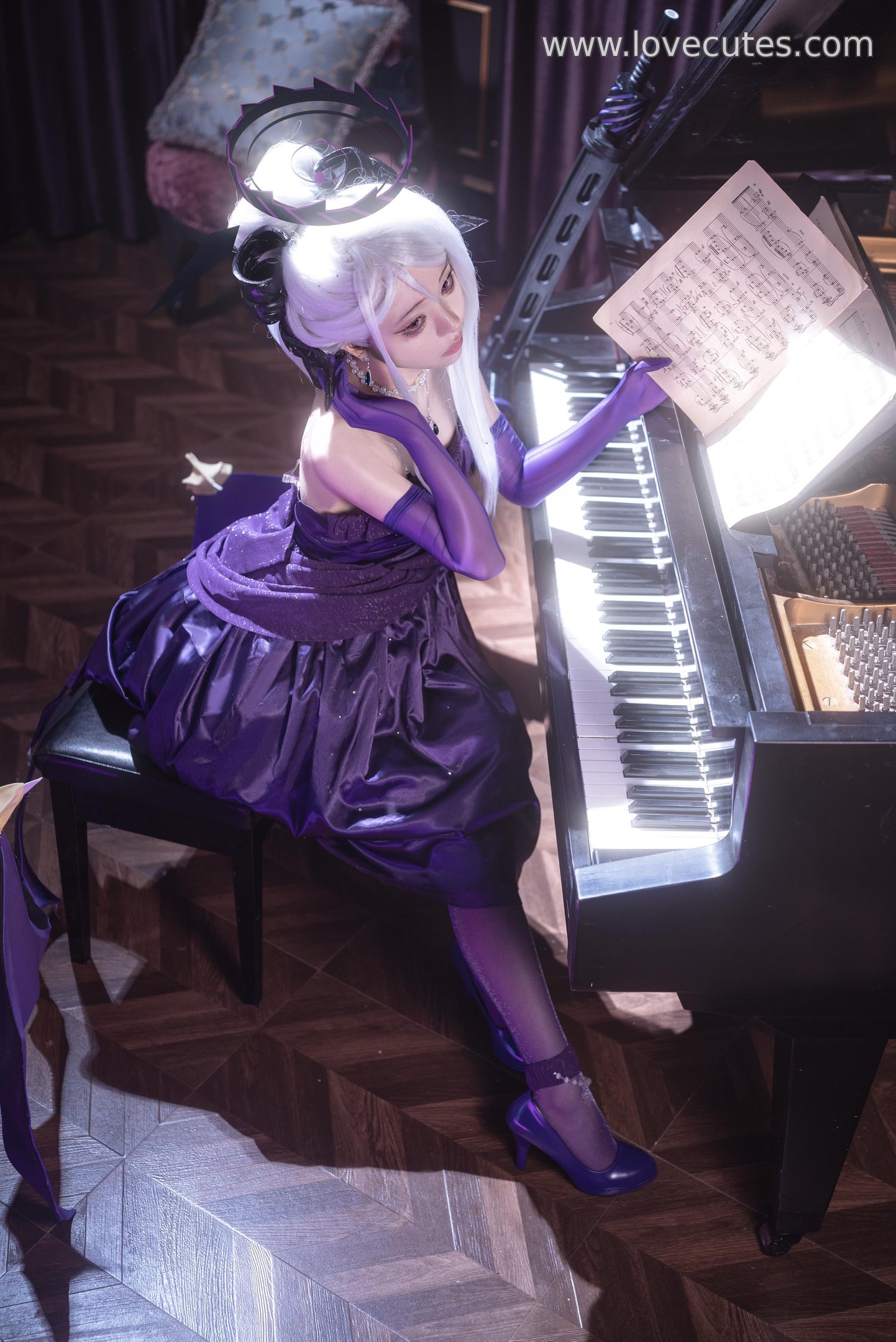Cosplay] Vector Fish - Blue Archive: Hinata Sorasaki Dress Showcase - Capturing the Calm Essence and Character Expression in a Simple Setting, 34P