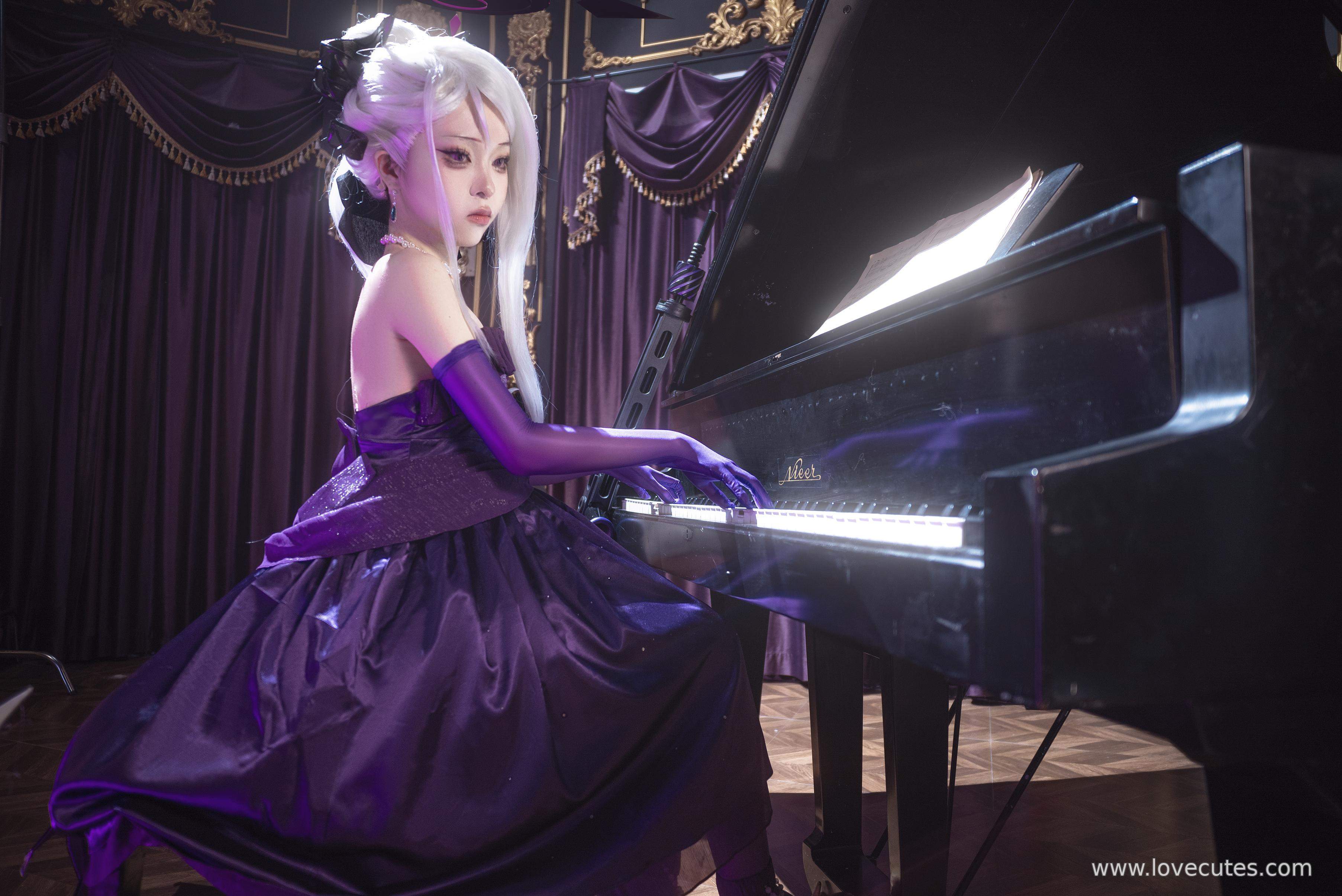 Cosplay] Vector Fish - Blue Archive: Hinata Sorasaki Dress Showcase - Capturing the Calm Essence and Character Expression in a Simple Setting, 34P