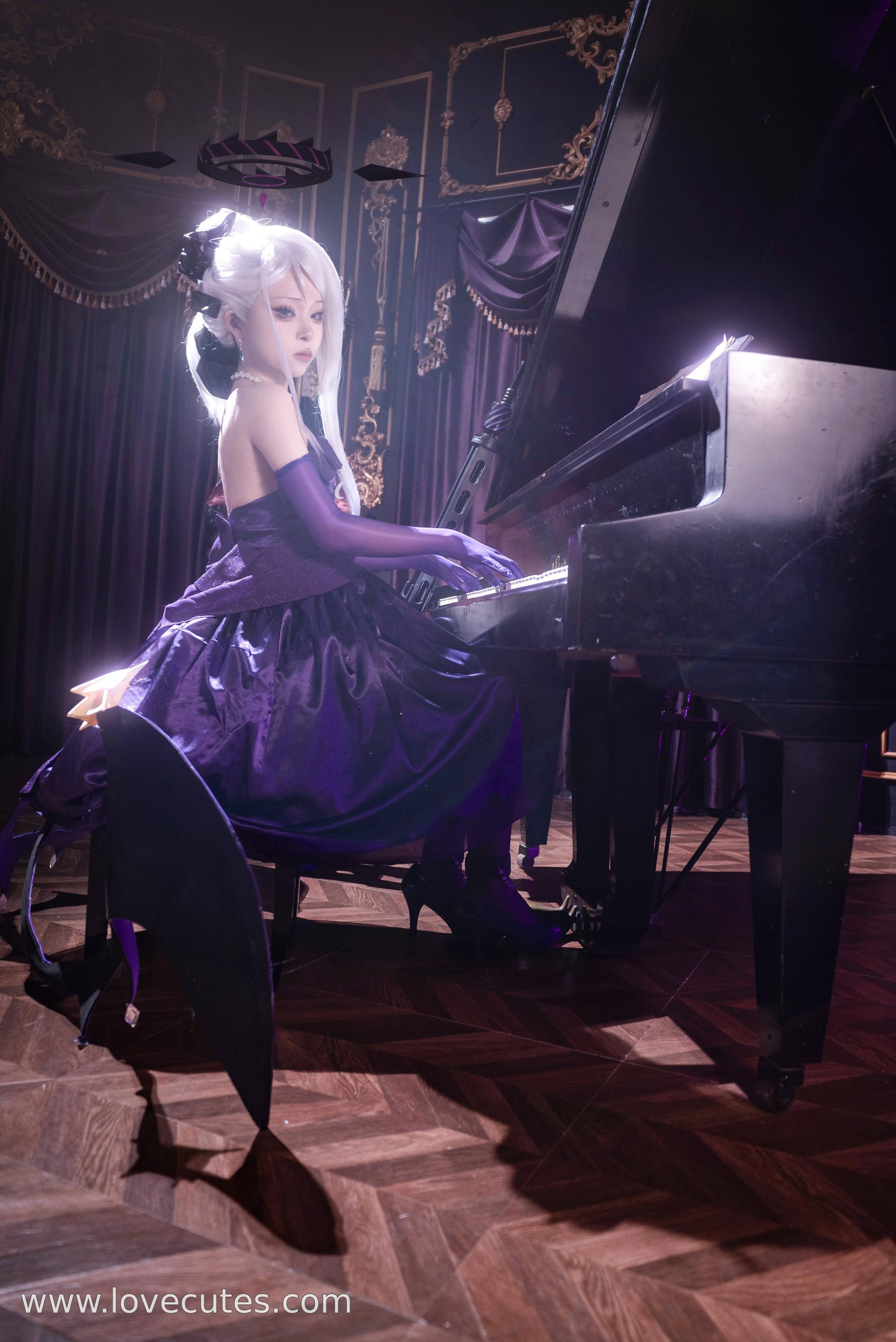 Cosplay] Vector Fish - Blue Archive: Hinata Sorasaki Dress Showcase - Capturing the Calm Essence and Character Expression in a Simple Setting, 34P