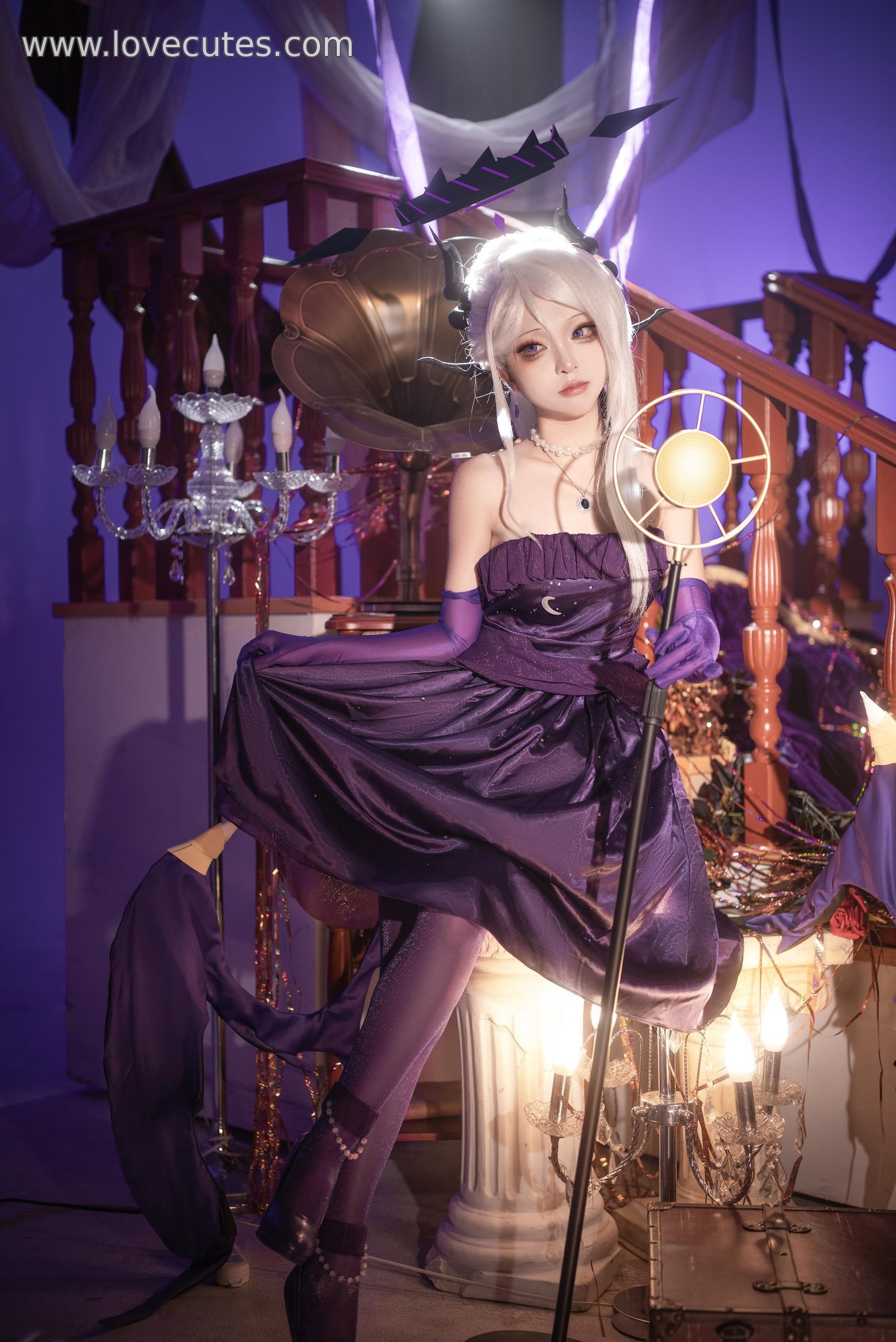 Cosplay] Vector Fish - Blue Archive: Hinata Sorasaki Dress Showcase - Capturing the Calm Essence and Character Expression in a Simple Setting, 34P
