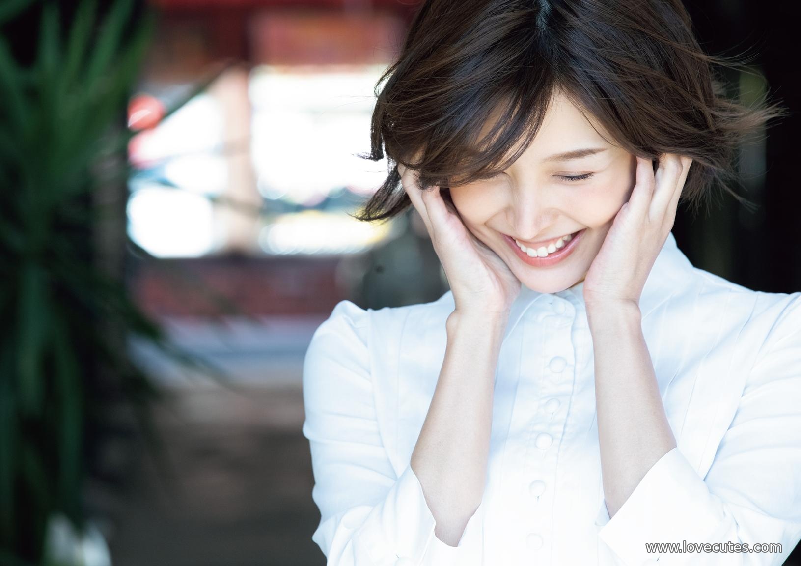 Model] Tsukasa Aoi - Complete Photo Collection: A 200-Page Compilation of Soft and Fresh Personal Images Blending Natural Light Portraits with Lifelike Scenes