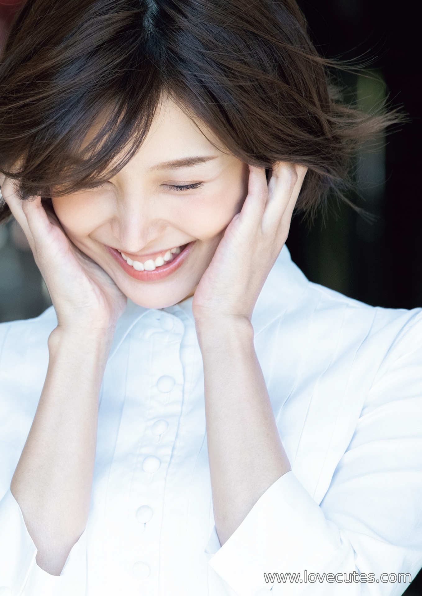 Model] Tsukasa Aoi - Complete Photo Collection: A 200-Page Compilation of Soft and Fresh Personal Images Blending Natural Light Portraits with Lifelike Scenes
