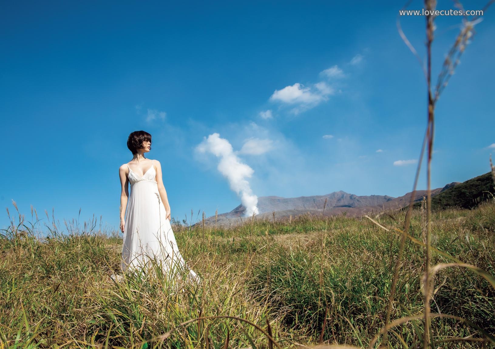 Model] Tsukasa Aoi - Complete Photo Collection: A 200-Page Compilation of Soft and Fresh Personal Images Blending Natural Light Portraits with Lifelike Scenes