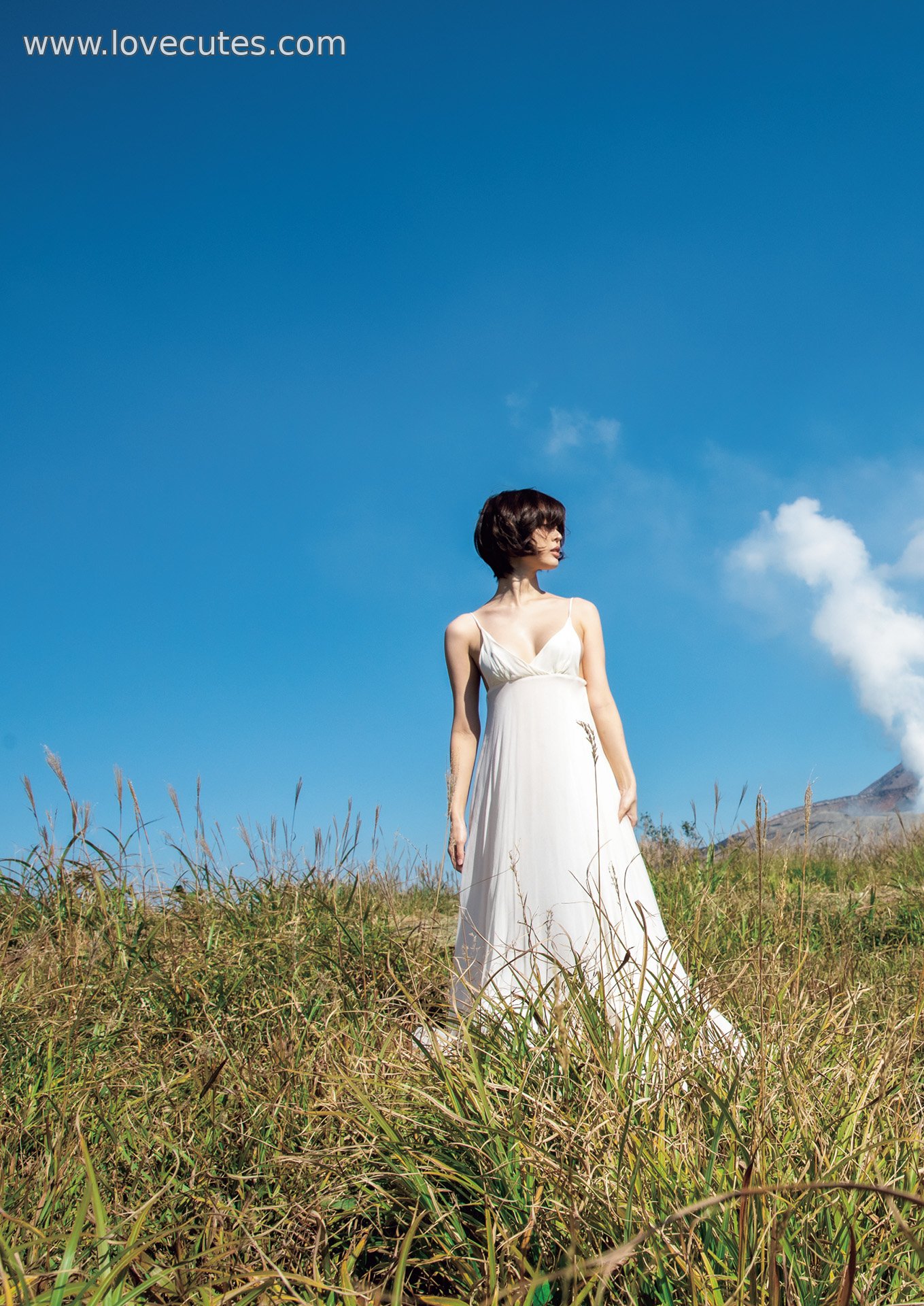 Model] Tsukasa Aoi - Complete Photo Collection: A 200-Page Compilation of Soft and Fresh Personal Images Blending Natural Light Portraits with Lifelike Scenes