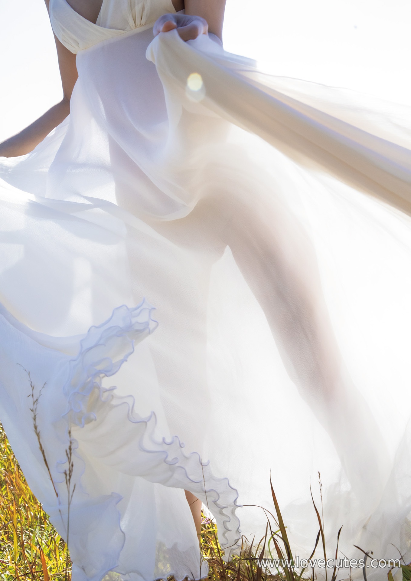Model] Tsukasa Aoi - Complete Photo Collection: A 200-Page Compilation of Soft and Fresh Personal Images Blending Natural Light Portraits with Lifelike Scenes