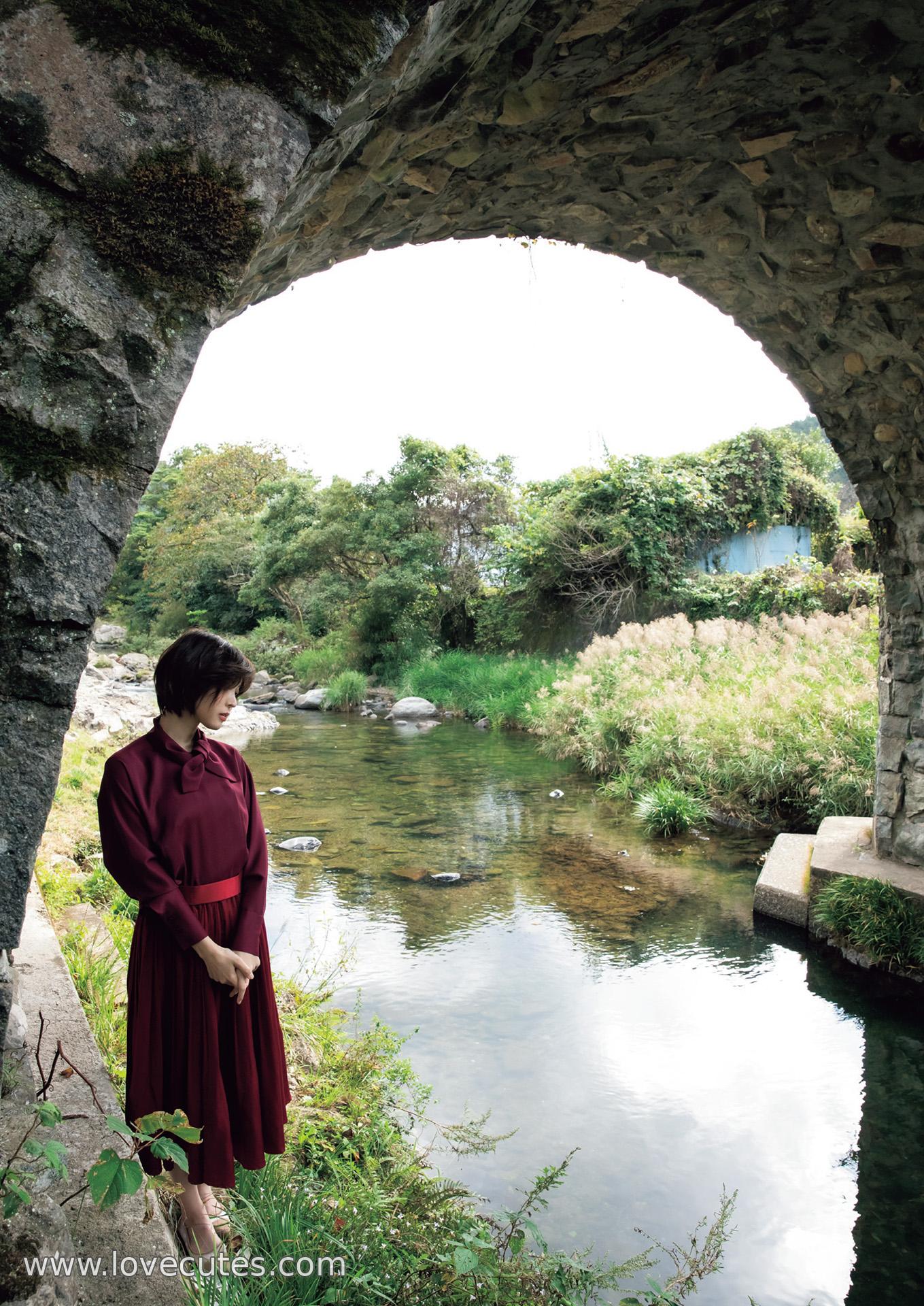 Model] Tsukasa Aoi - Complete Photo Collection: A 200-Page Compilation of Soft and Fresh Personal Images Blending Natural Light Portraits with Lifelike Scenes