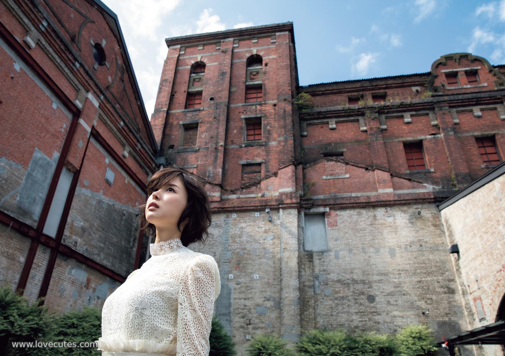Model] Tsukasa Aoi - Complete Photo Collection: A 200-Page Compilation of Soft and Fresh Personal Images Blending Natural Light Portraits with Lifelike Scenes