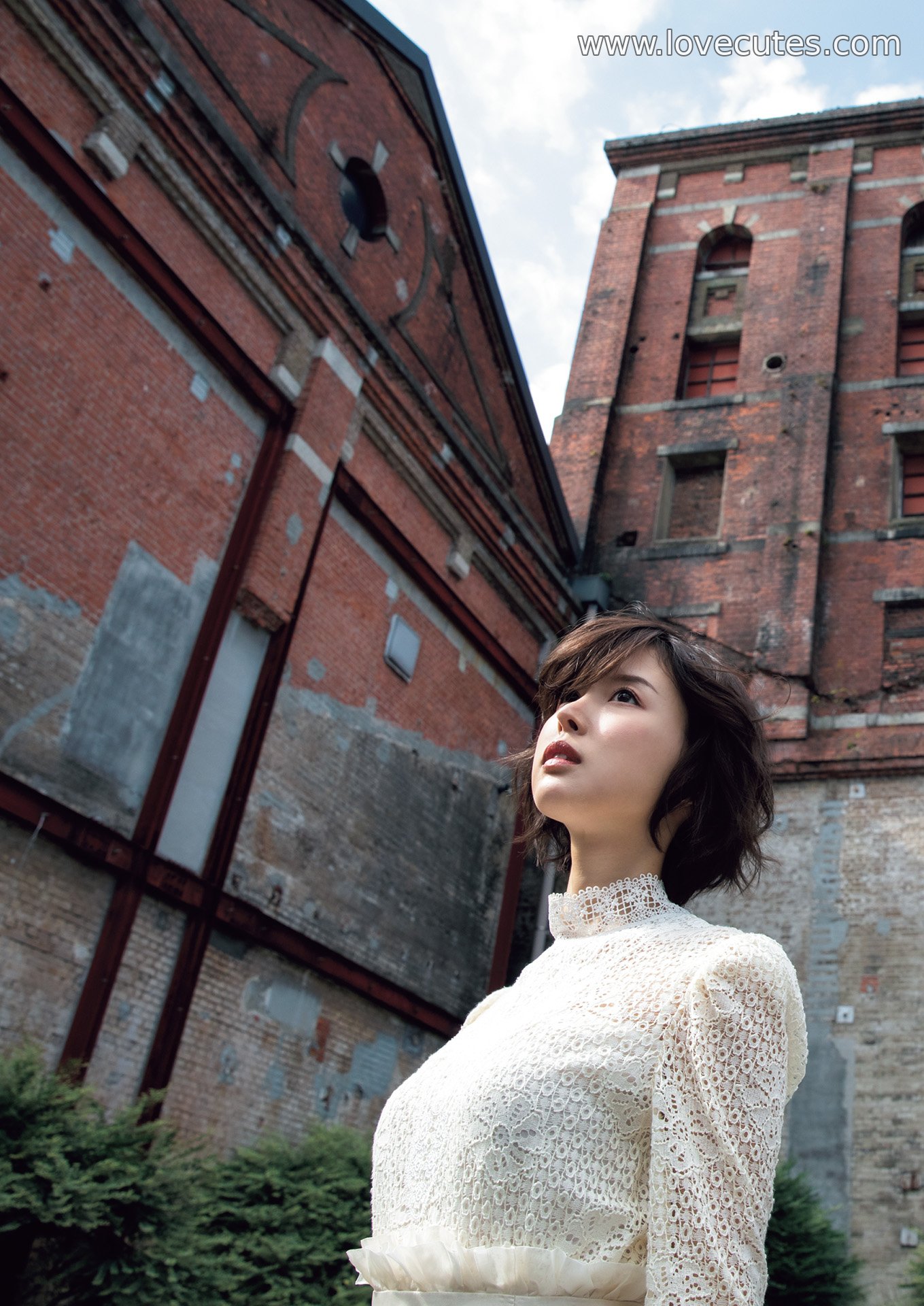 Model] Tsukasa Aoi - Complete Photo Collection: A 200-Page Compilation of Soft and Fresh Personal Images Blending Natural Light Portraits with Lifelike Scenes