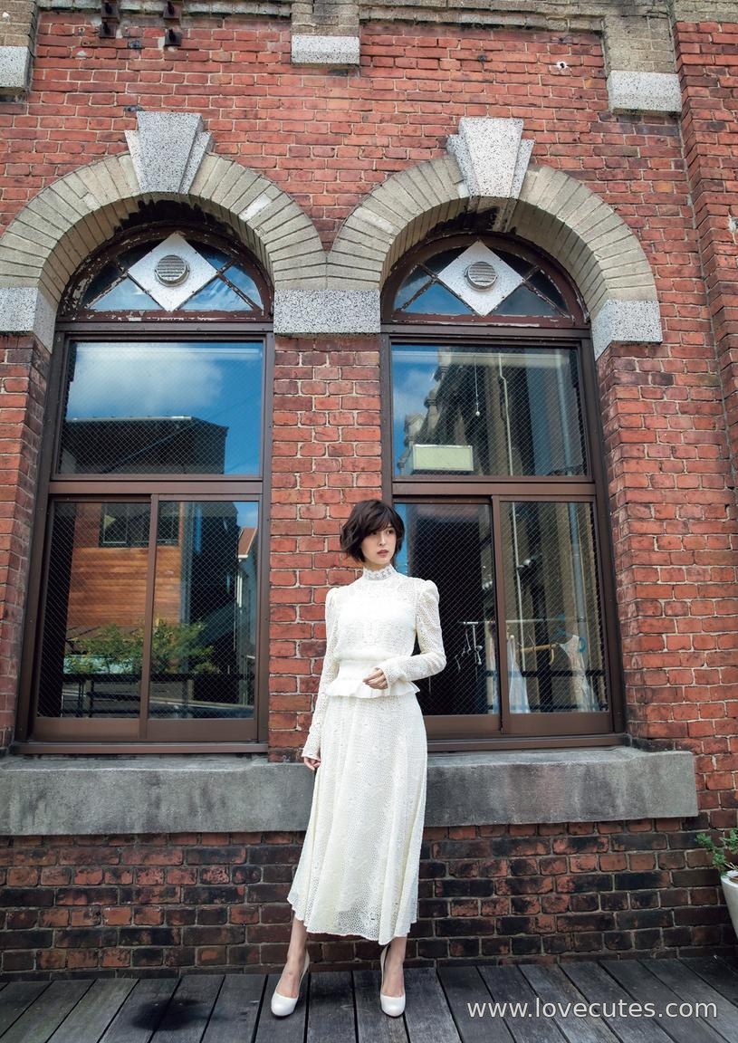 Model] Tsukasa Aoi - Complete Photo Collection: A 200-Page Compilation of Soft and Fresh Personal Images Blending Natural Light Portraits with Lifelike Scenes
