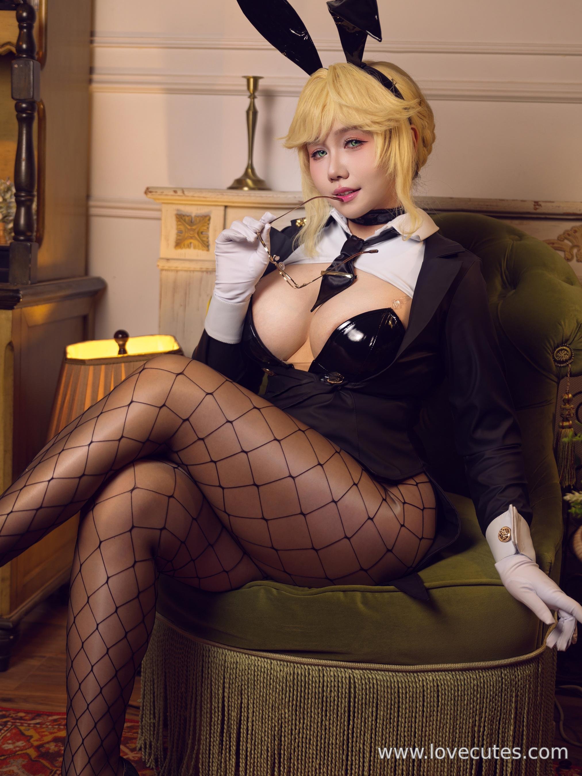 Cosplay] Twisted Sauce - Victory Goddess: Niki the Bunny Girl: Game Character Bunny Girl Style Restoration Combining Futuristic Sci-Fi Aesthetics with Character Essence, Highlighting Lines and Atmosphere through Scene and Lighting