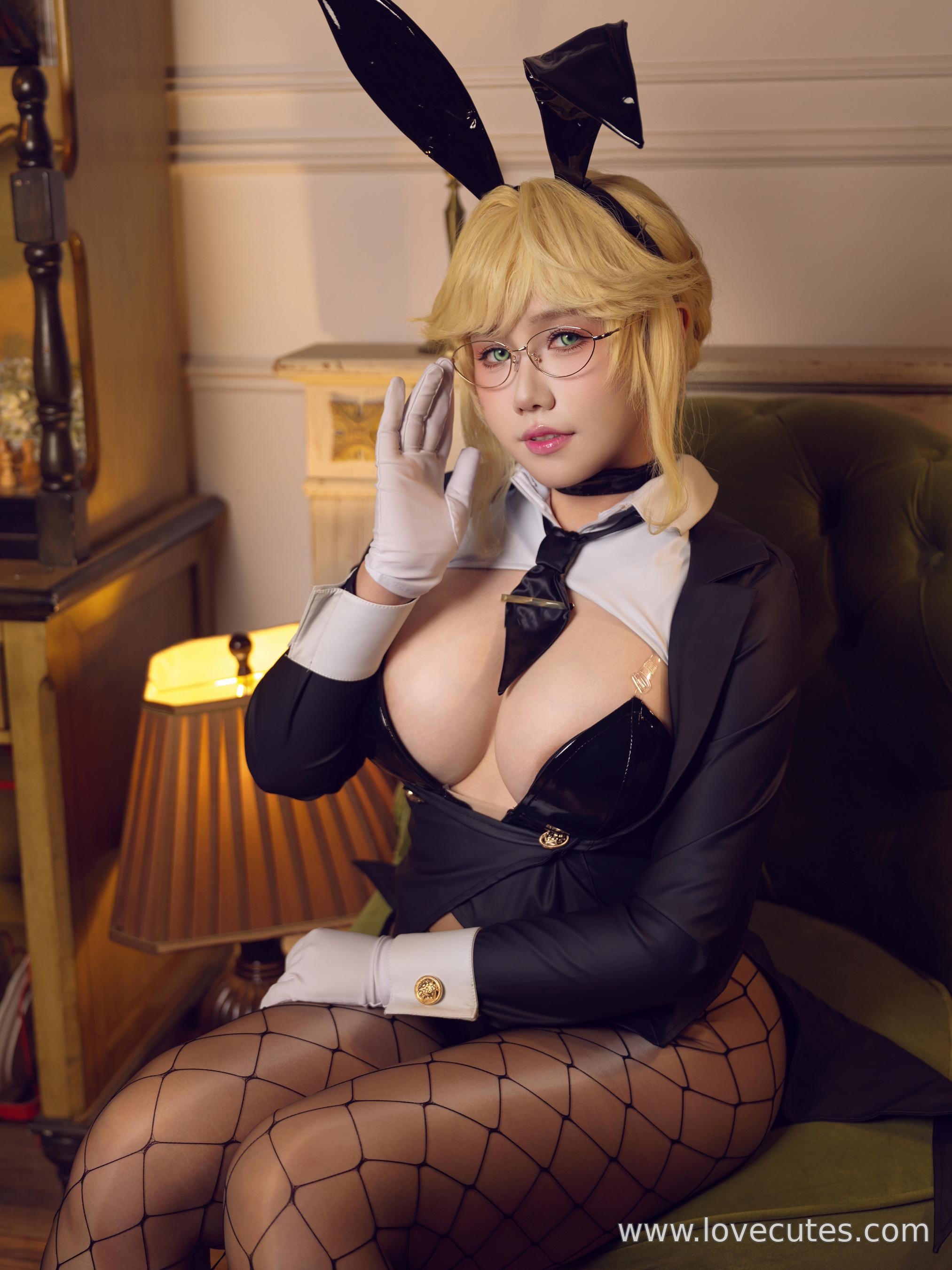 Cosplay] Twisted Sauce - Victory Goddess: Niki the Bunny Girl: Game Character Bunny Girl Style Restoration Combining Futuristic Sci-Fi Aesthetics with Character Essence, Highlighting Lines and Atmosphere through Scene and Lighting