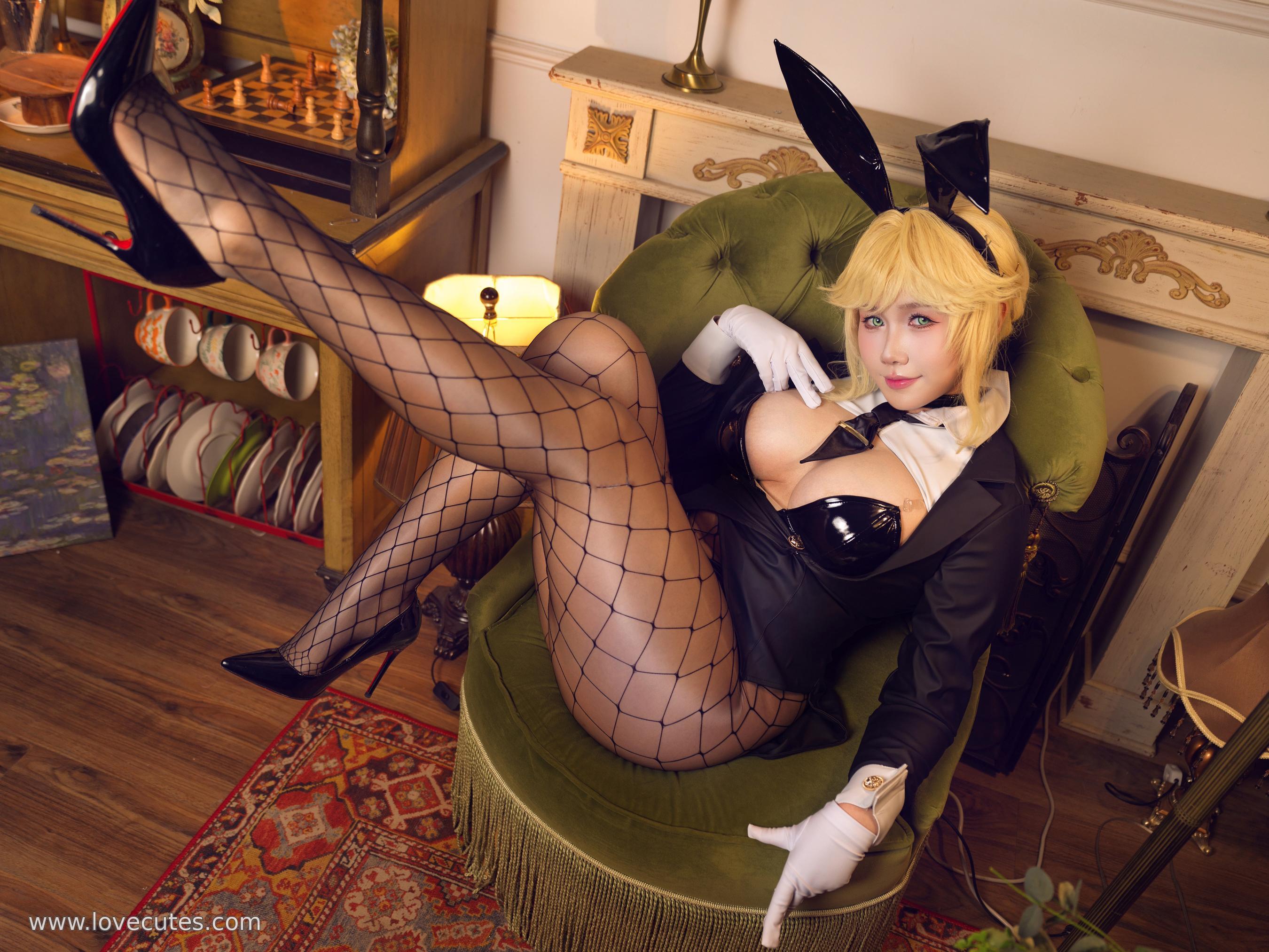 Cosplay] Twisted Sauce - Victory Goddess: Niki the Bunny Girl: Game Character Bunny Girl Style Restoration Combining Futuristic Sci-Fi Aesthetics with Character Essence, Highlighting Lines and Atmosphere through Scene and Lighting