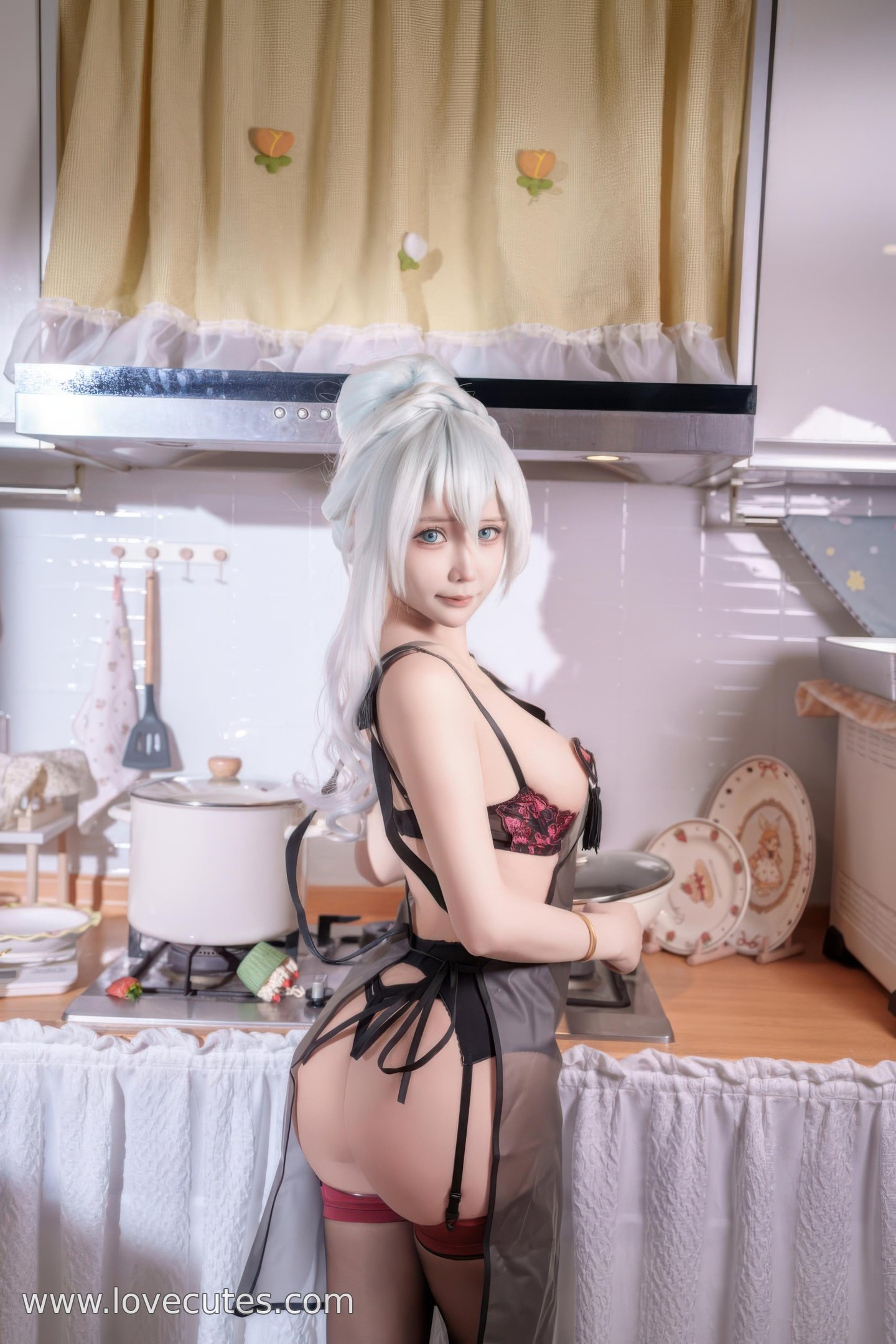 [コスプレ] 抱走莫子aa - 雪女シェフ：室内シェフテーマに黒ストッキングとハイヒール、レースのディテールが魅力的、ヒップラインが目を引く 68P6V