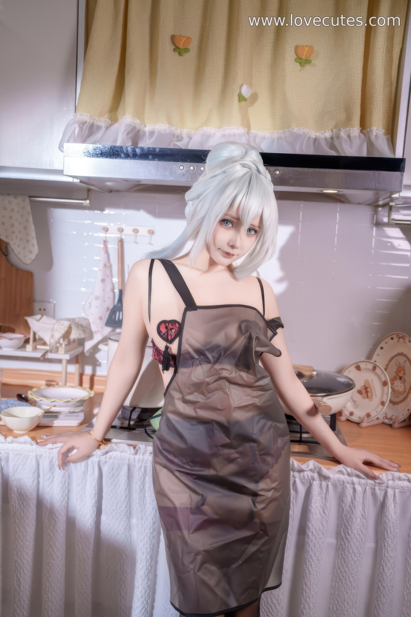 [コスプレ] 抱走莫子aa - 雪女シェフ：室内シェフテーマに黒ストッキングとハイヒール、レースのディテールが魅力的、ヒップラインが目を引く 68P6V