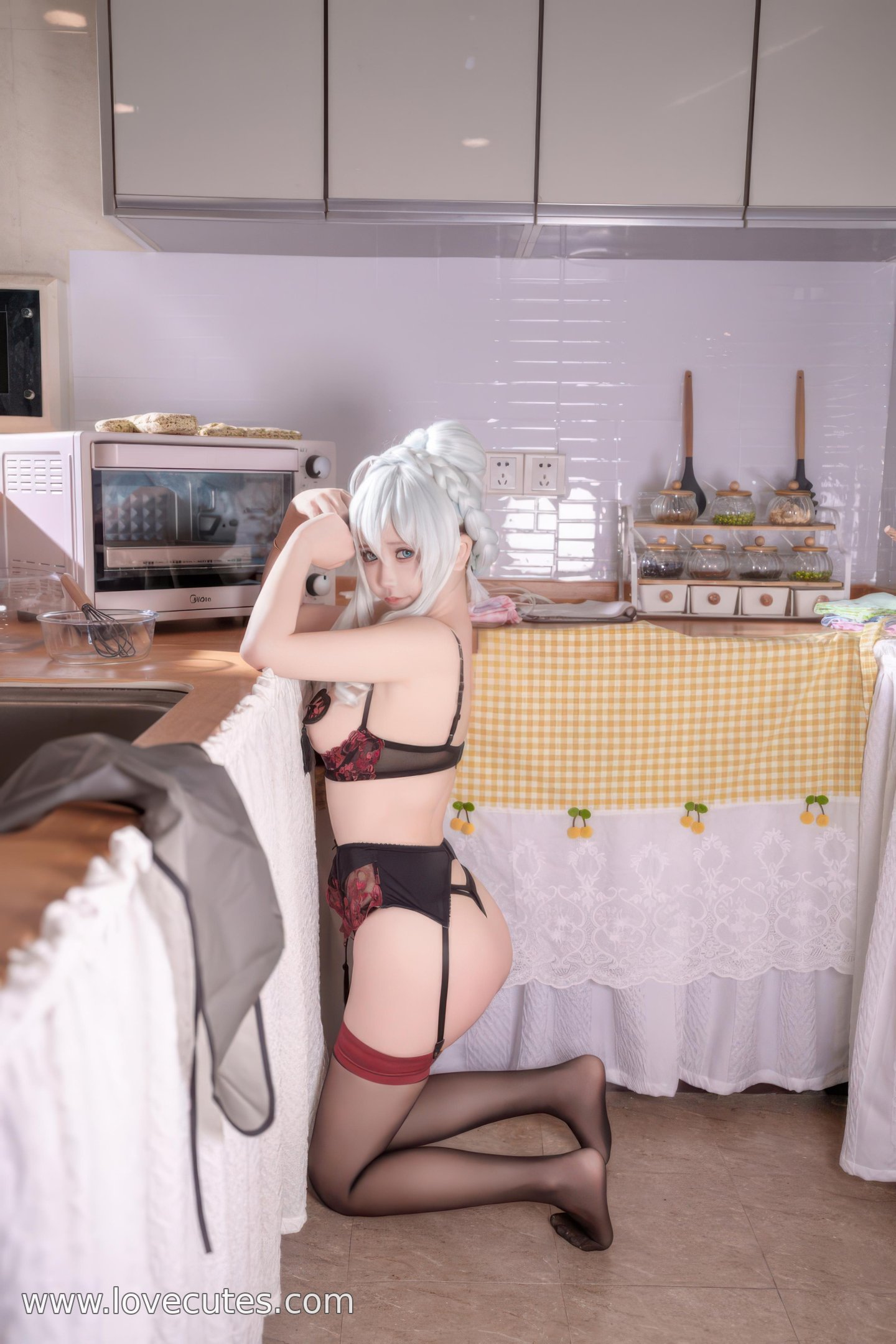 [コスプレ] 抱走莫子aa - 雪女シェフ：室内シェフテーマに黒ストッキングとハイヒール、レースのディテールが魅力的、ヒップラインが目を引く 68P6V