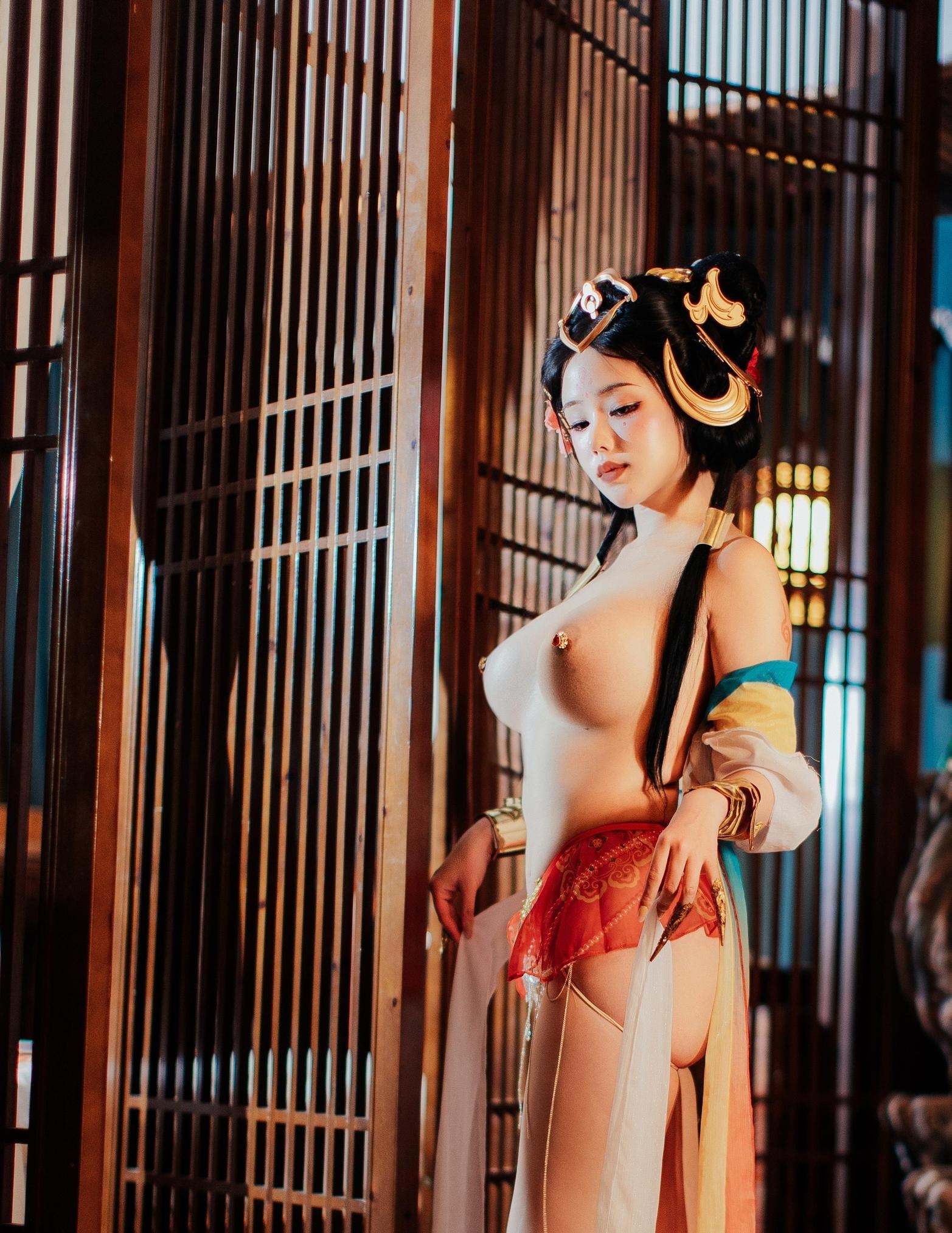 [Cosplay] Titanium Alloy TiTi - Yang Yuhuan: Captivating Ancient Elegance with Bold Visuals, Eye-Catching Curves and Alluring Atmosphere 85P1V