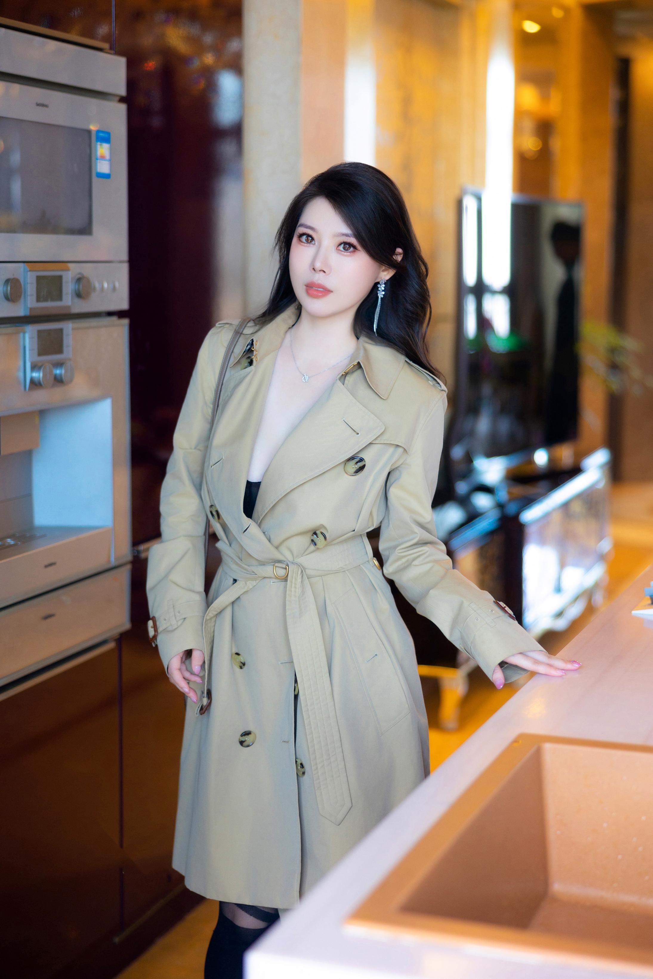 [Model] Bai Ruxue - Black Stockings Trench Coat: Striking Cold Elegance with Bathtub Scene, Sensual Atmosphere, 84P