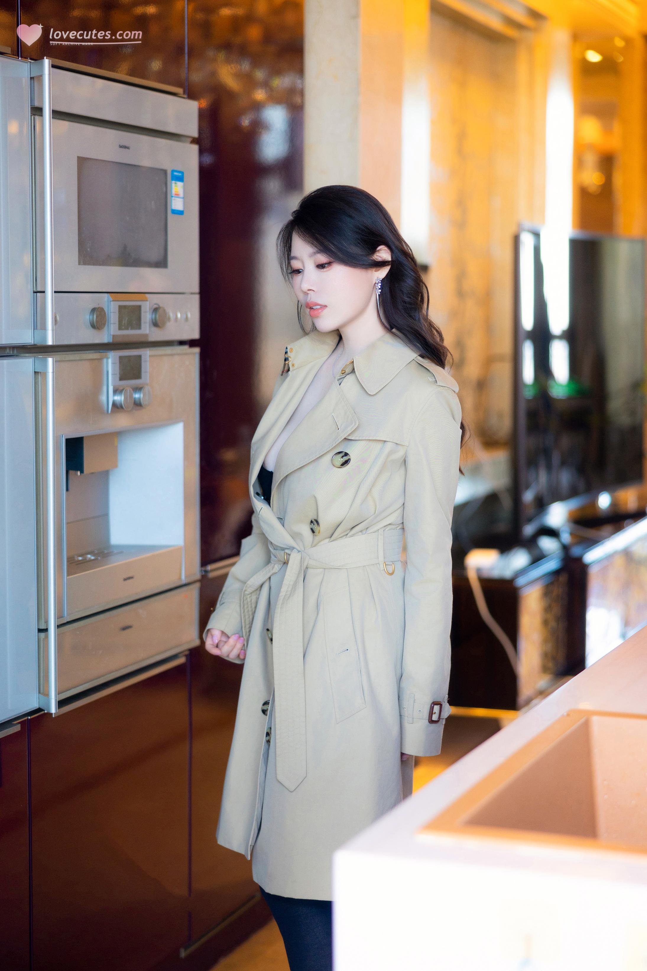 [Model] Bai Ruxue - Black Stockings Trench Coat: Striking Cold Elegance with Bathtub Scene, Sensual Atmosphere, 84P