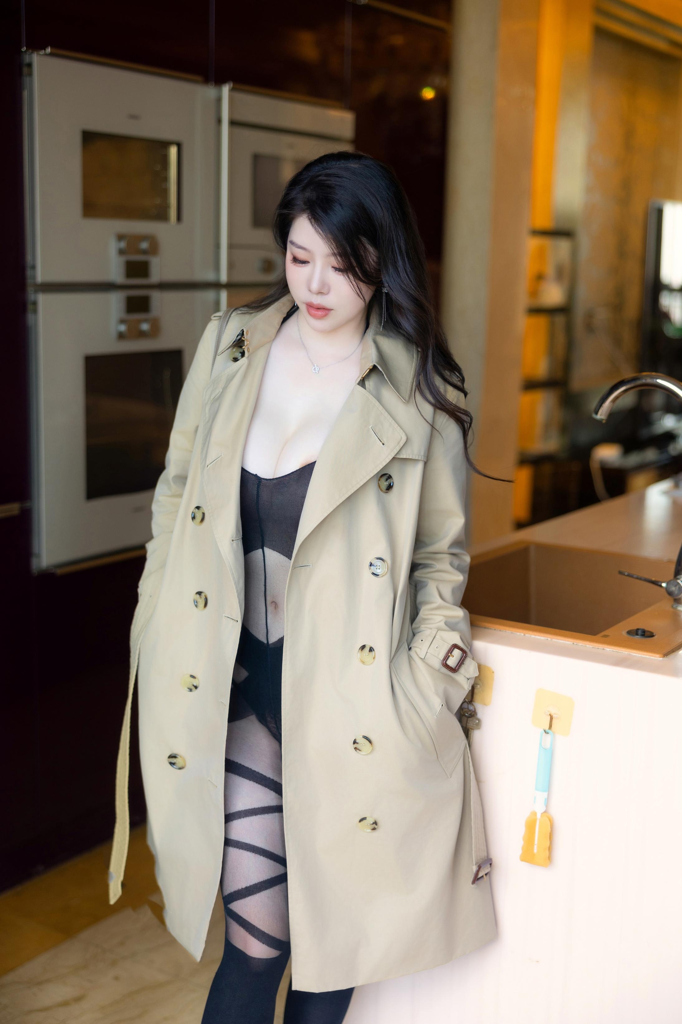 [Model] Bai Ruxue - Black Stockings Trench Coat: Striking Cold Elegance with Bathtub Scene, Sensual Atmosphere, 84P