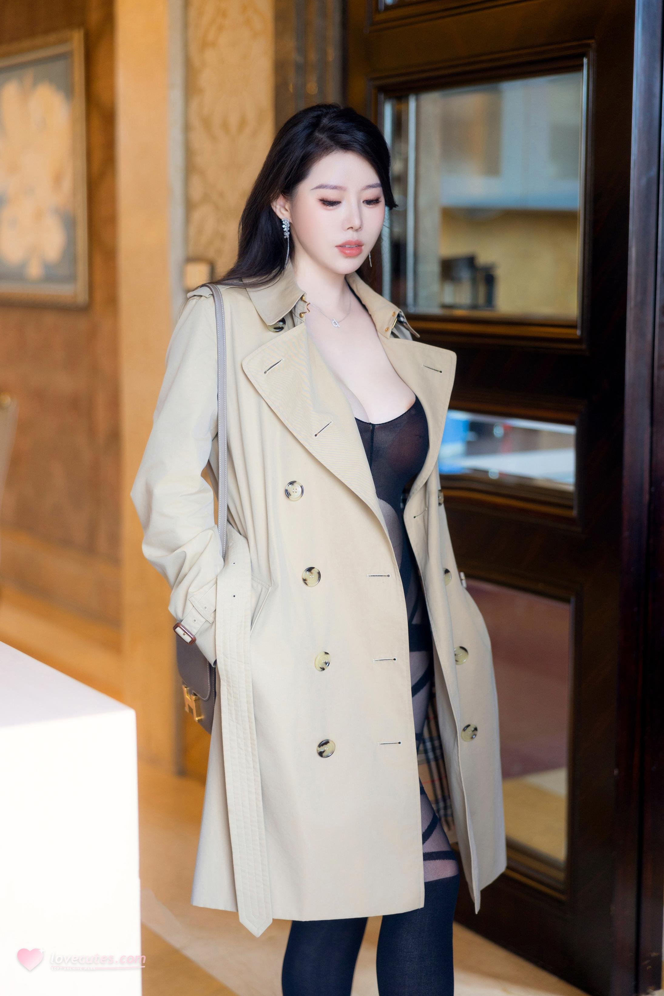 [Model] Bai Ruxue - Black Stockings Trench Coat: Striking Cold Elegance with Bathtub Scene, Sensual Atmosphere, 84P