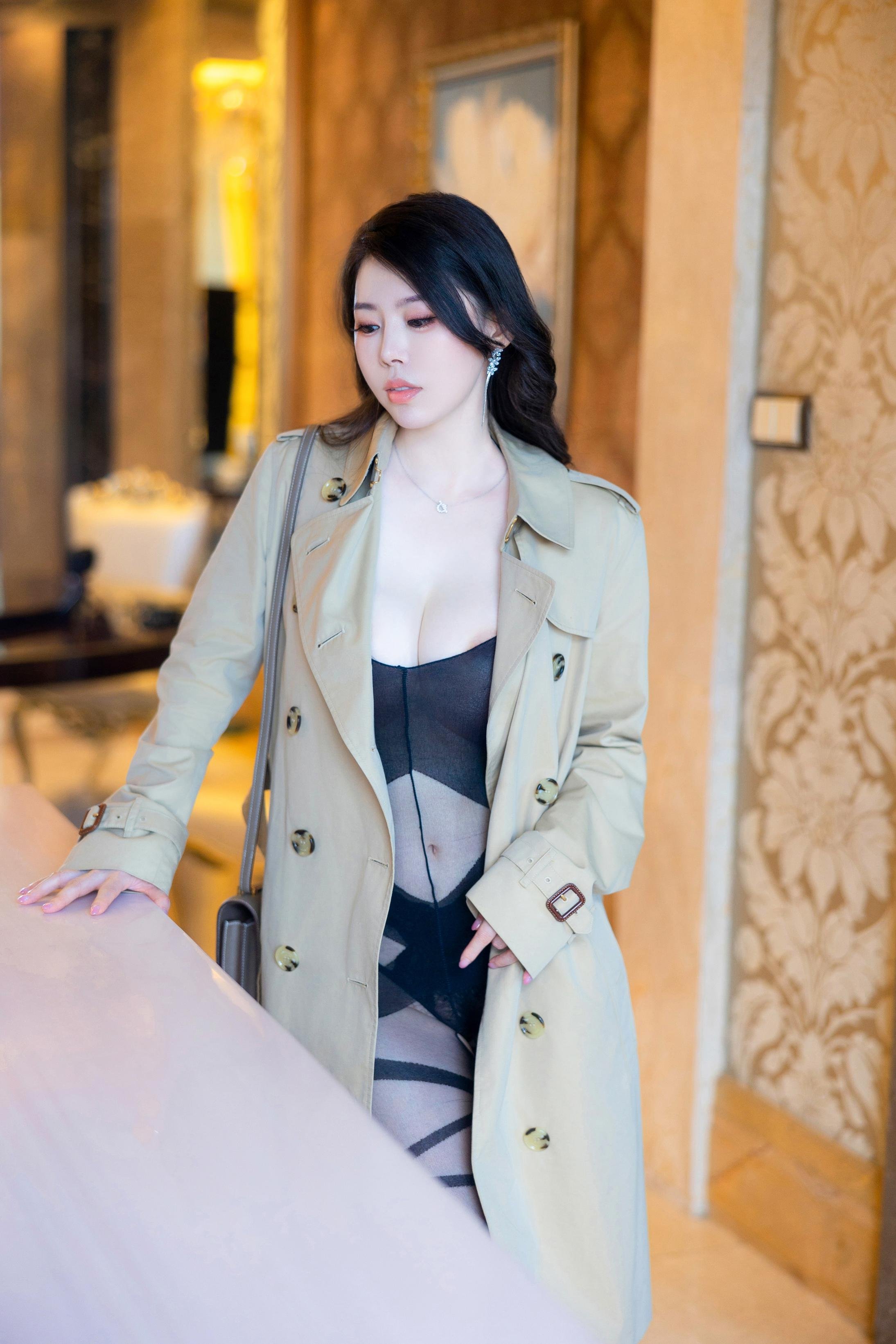 [Model] Bai Ruxue - Black Stockings Trench Coat: Striking Cold Elegance with Bathtub Scene, Sensual Atmosphere, 84P