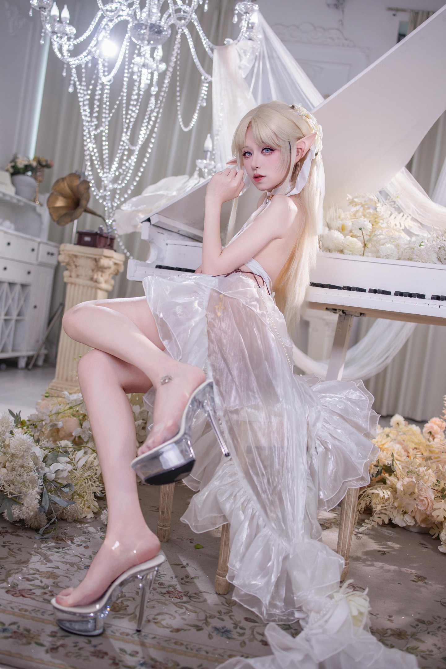 [Cosplay] Shuangmu Fusu - Blest White Angel: Elegant and Cool Daytime Look with Stunning Legs in Heels - 40P