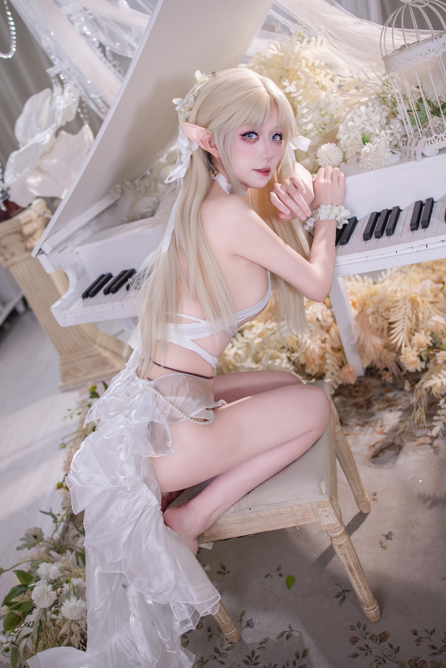 [Cosplay] Shuangmu Fusu - Blest White Angel: Elegant and Cool Daytime Look with Stunning Legs in Heels - 40P