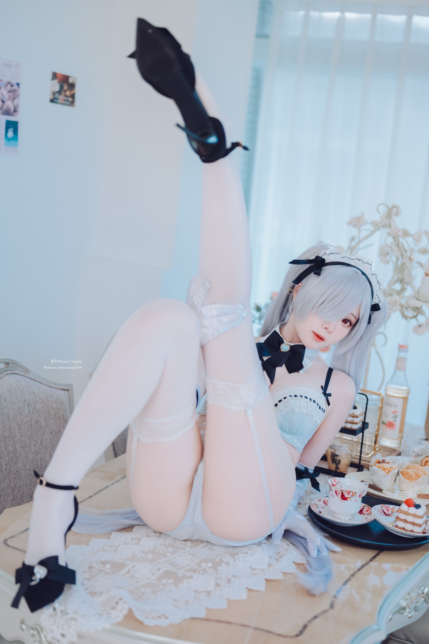 '[cosplay] 霜月shimo - NIKKE Cô Hầu Gái VOL.2: Đôi Giày Cao Gót Trắng Mịn Màng, Khung Cảnh Trắng Sáng Kết Hợp Đường Cong Đẹp, Năng Lượng Cô Hầu Gái Ngọt Ngào và Gợi Cảm 33P'