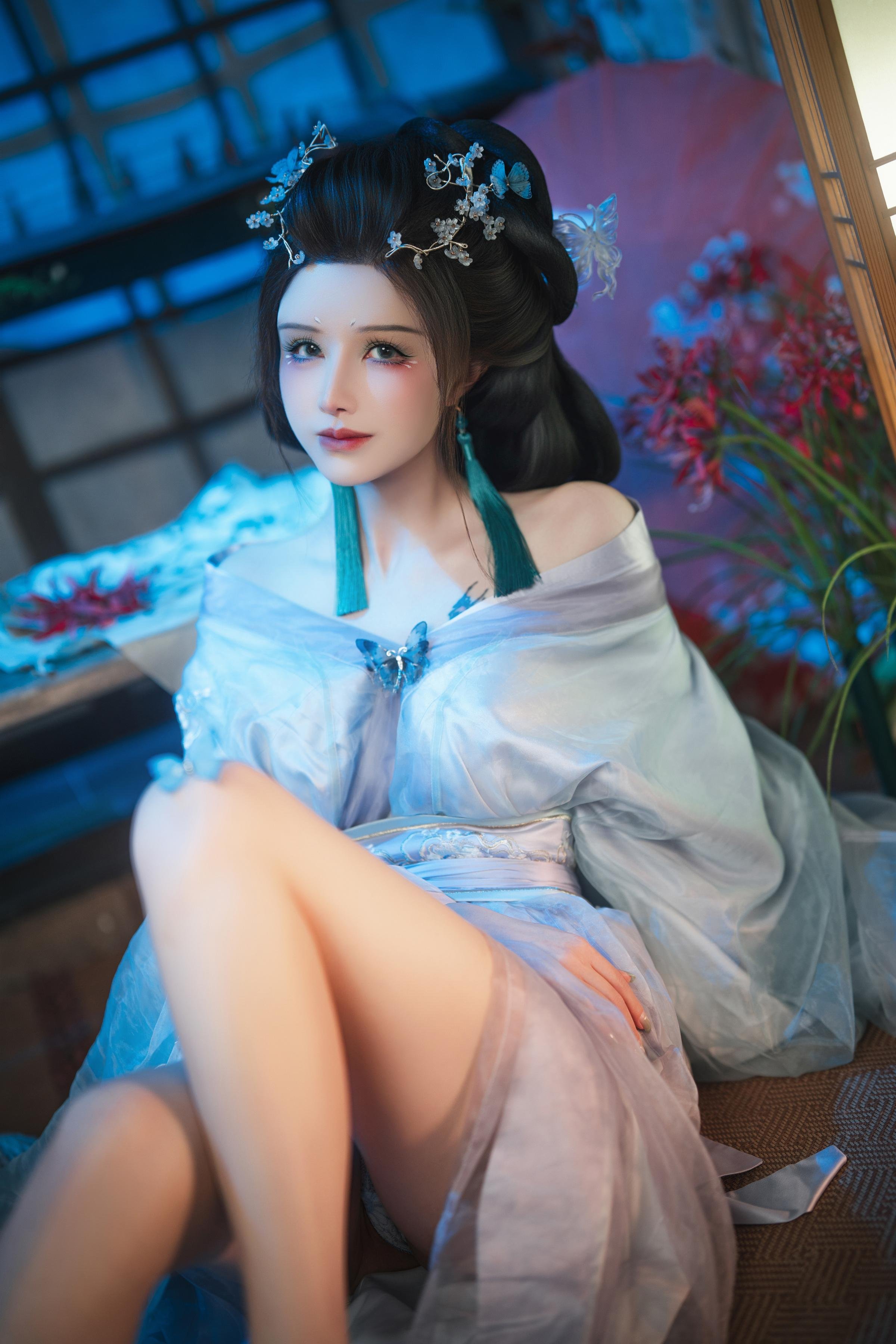 [costume hóa trang] Lộc Bát Tuổi - Giấc Mơ Bướm Vỡ: Không Gian Ánh Sáng Mềm Mại Cổ Điển Rất Mơ Mộng, Góc Quay Táo Bạo, Chi Tiết Đôi Chân Đẹp Và Ngực Đẹp Rất Hấp Dẫn 195P1V