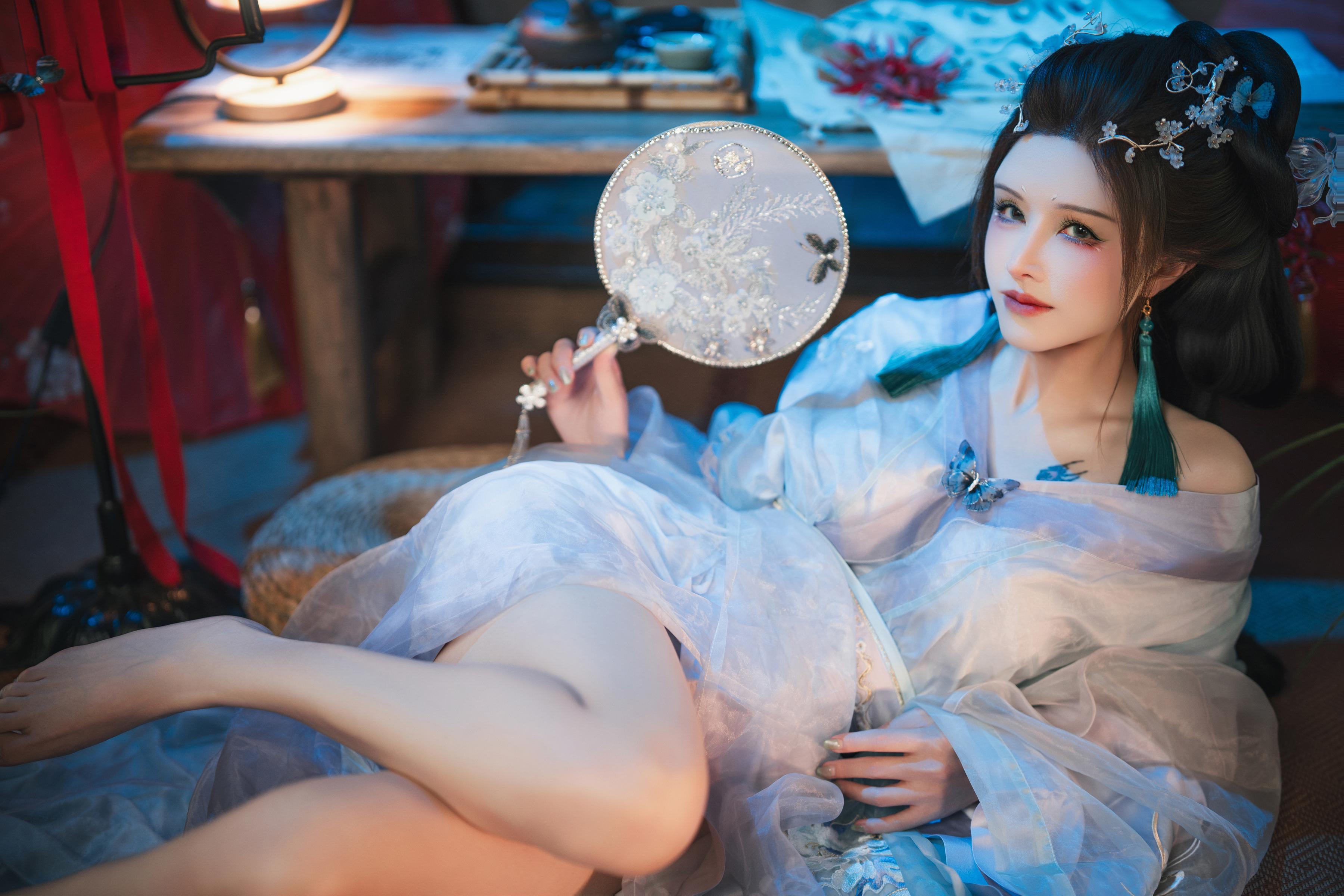 [costume hóa trang] Lộc Bát Tuổi - Giấc Mơ Bướm Vỡ: Không Gian Ánh Sáng Mềm Mại Cổ Điển Rất Mơ Mộng, Góc Quay Táo Bạo, Chi Tiết Đôi Chân Đẹp Và Ngực Đẹp Rất Hấp Dẫn 195P1V