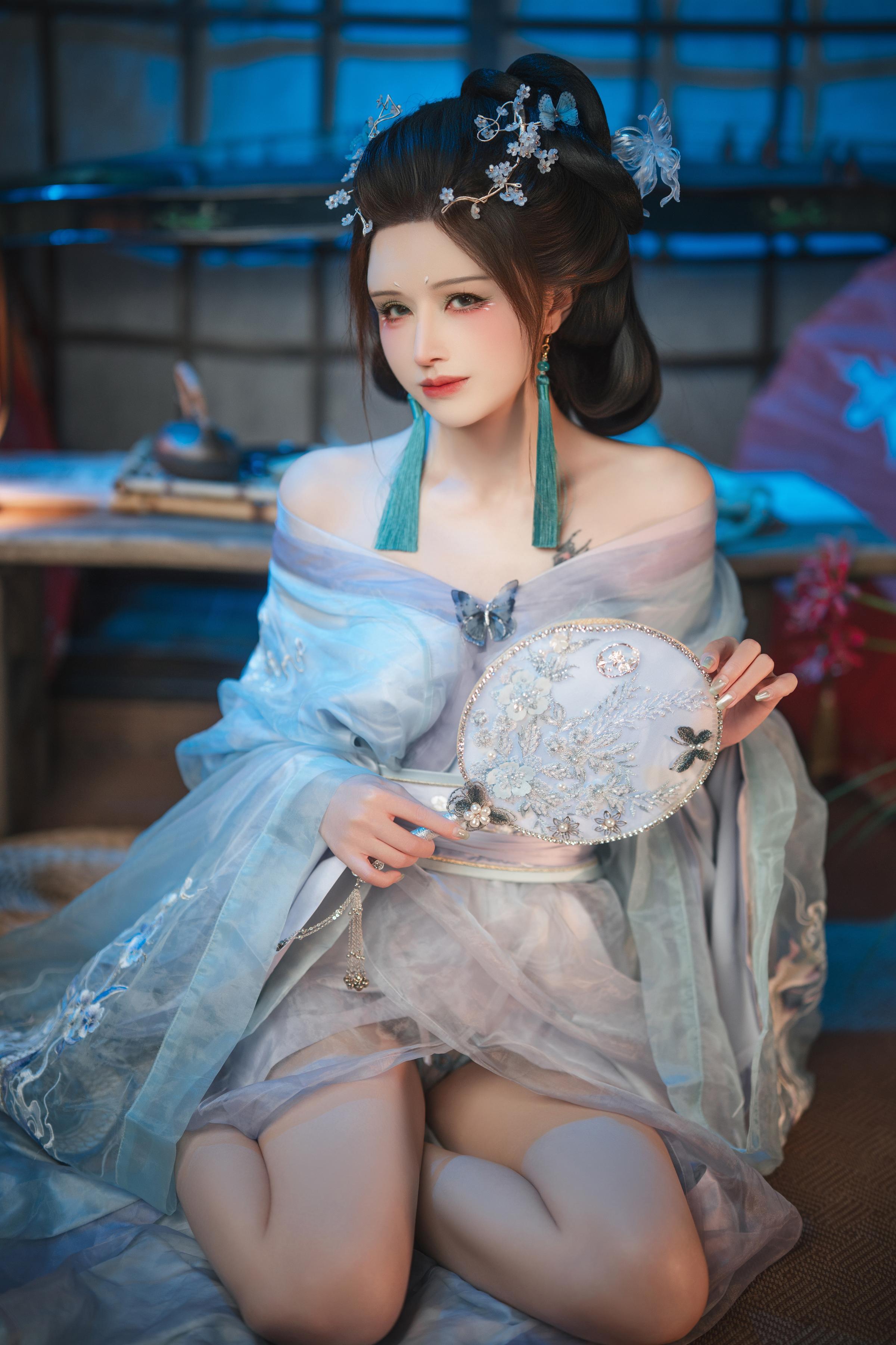 [costume hóa trang] Lộc Bát Tuổi - Giấc Mơ Bướm Vỡ: Không Gian Ánh Sáng Mềm Mại Cổ Điển Rất Mơ Mộng, Góc Quay Táo Bạo, Chi Tiết Đôi Chân Đẹp Và Ngực Đẹp Rất Hấp Dẫn 195P1V