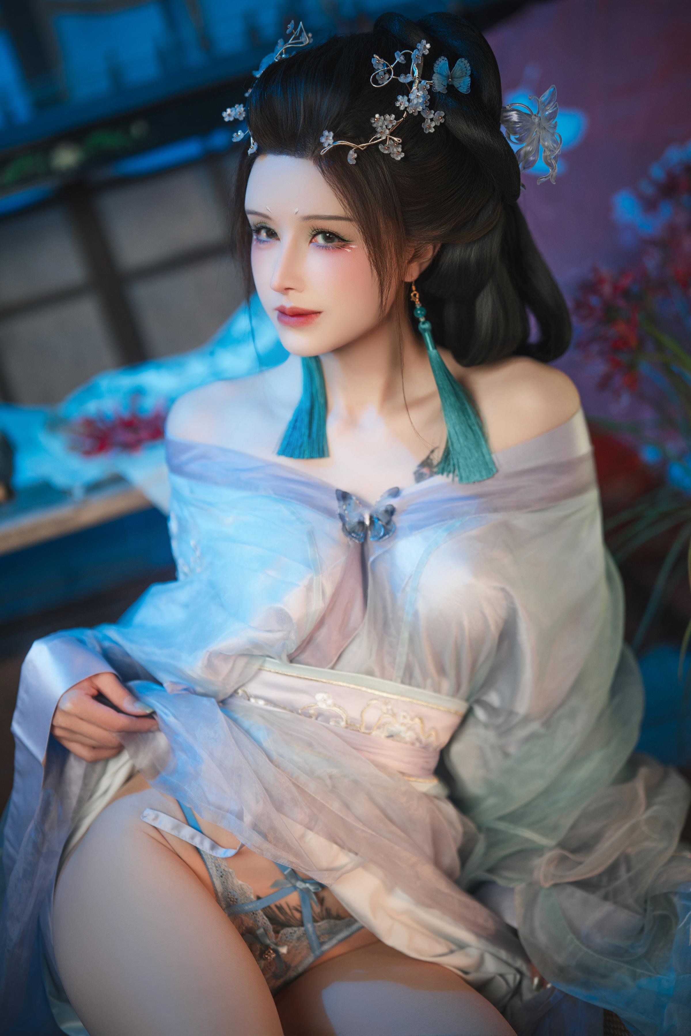 [costume hóa trang] Lộc Bát Tuổi - Giấc Mơ Bướm Vỡ: Không Gian Ánh Sáng Mềm Mại Cổ Điển Rất Mơ Mộng, Góc Quay Táo Bạo, Chi Tiết Đôi Chân Đẹp Và Ngực Đẹp Rất Hấp Dẫn 195P1V