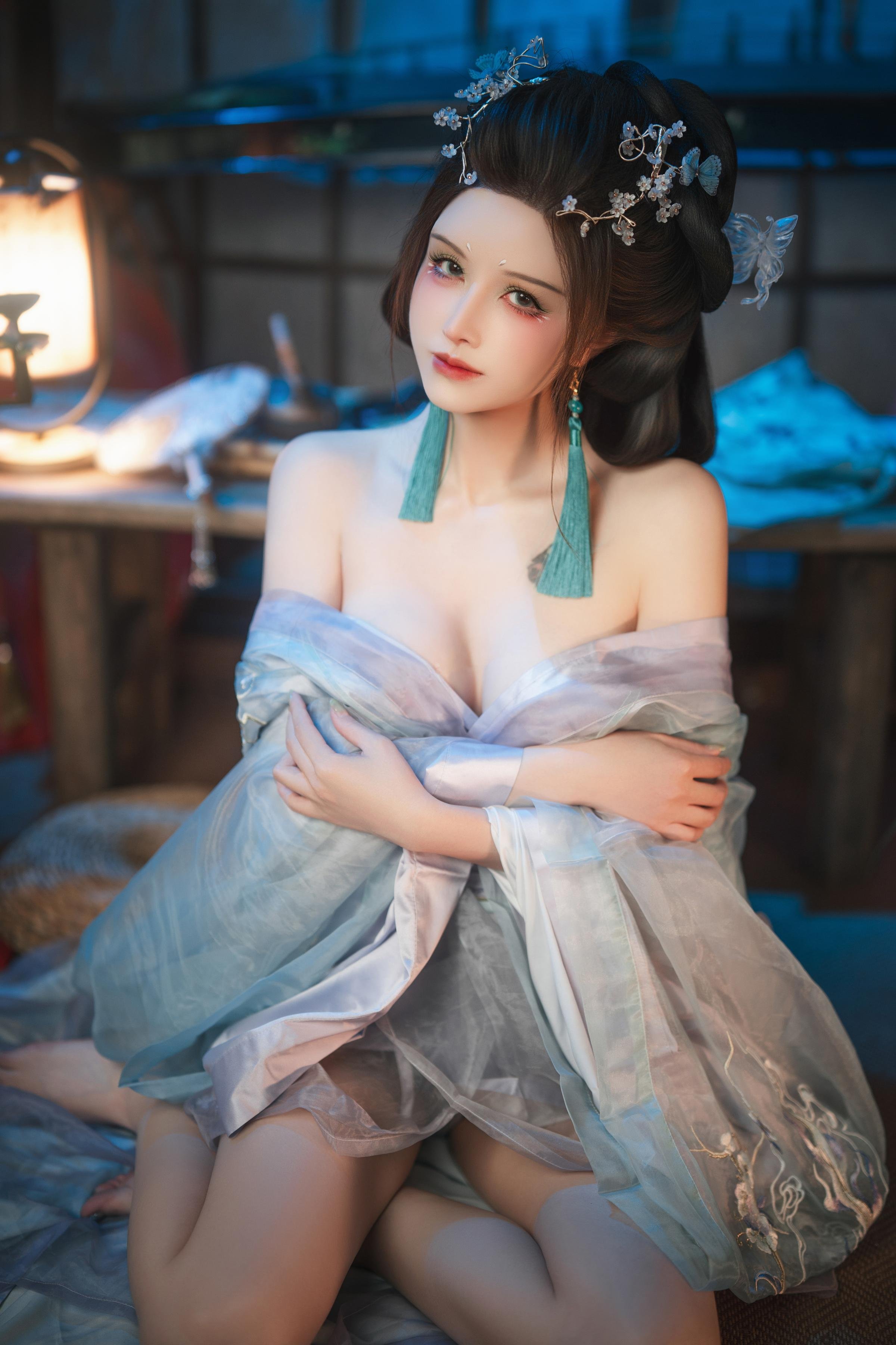 [costume hóa trang] Lộc Bát Tuổi - Giấc Mơ Bướm Vỡ: Không Gian Ánh Sáng Mềm Mại Cổ Điển Rất Mơ Mộng, Góc Quay Táo Bạo, Chi Tiết Đôi Chân Đẹp Và Ngực Đẹp Rất Hấp Dẫn 195P1V