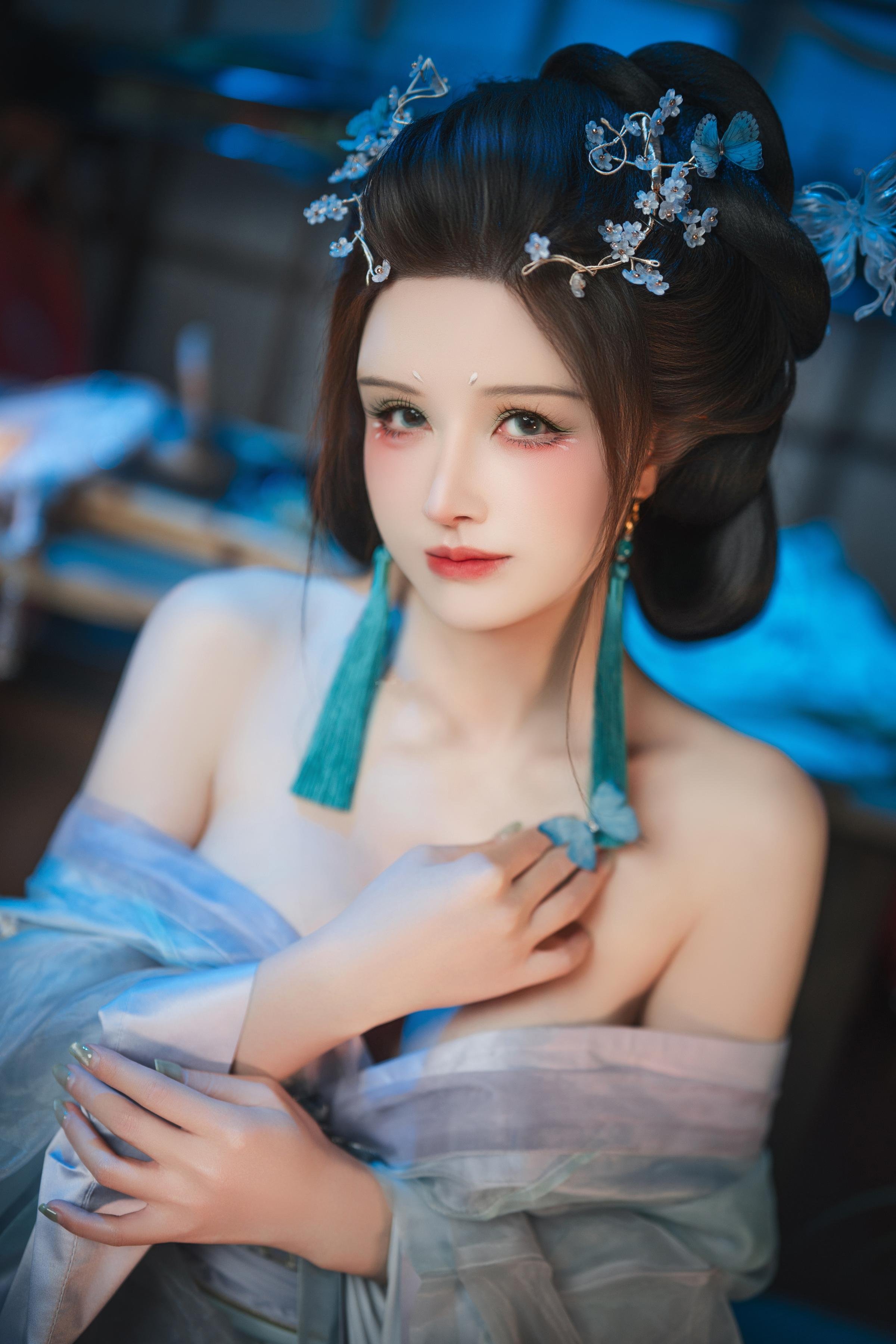 [costume hóa trang] Lộc Bát Tuổi - Giấc Mơ Bướm Vỡ: Không Gian Ánh Sáng Mềm Mại Cổ Điển Rất Mơ Mộng, Góc Quay Táo Bạo, Chi Tiết Đôi Chân Đẹp Và Ngực Đẹp Rất Hấp Dẫn 195P1V