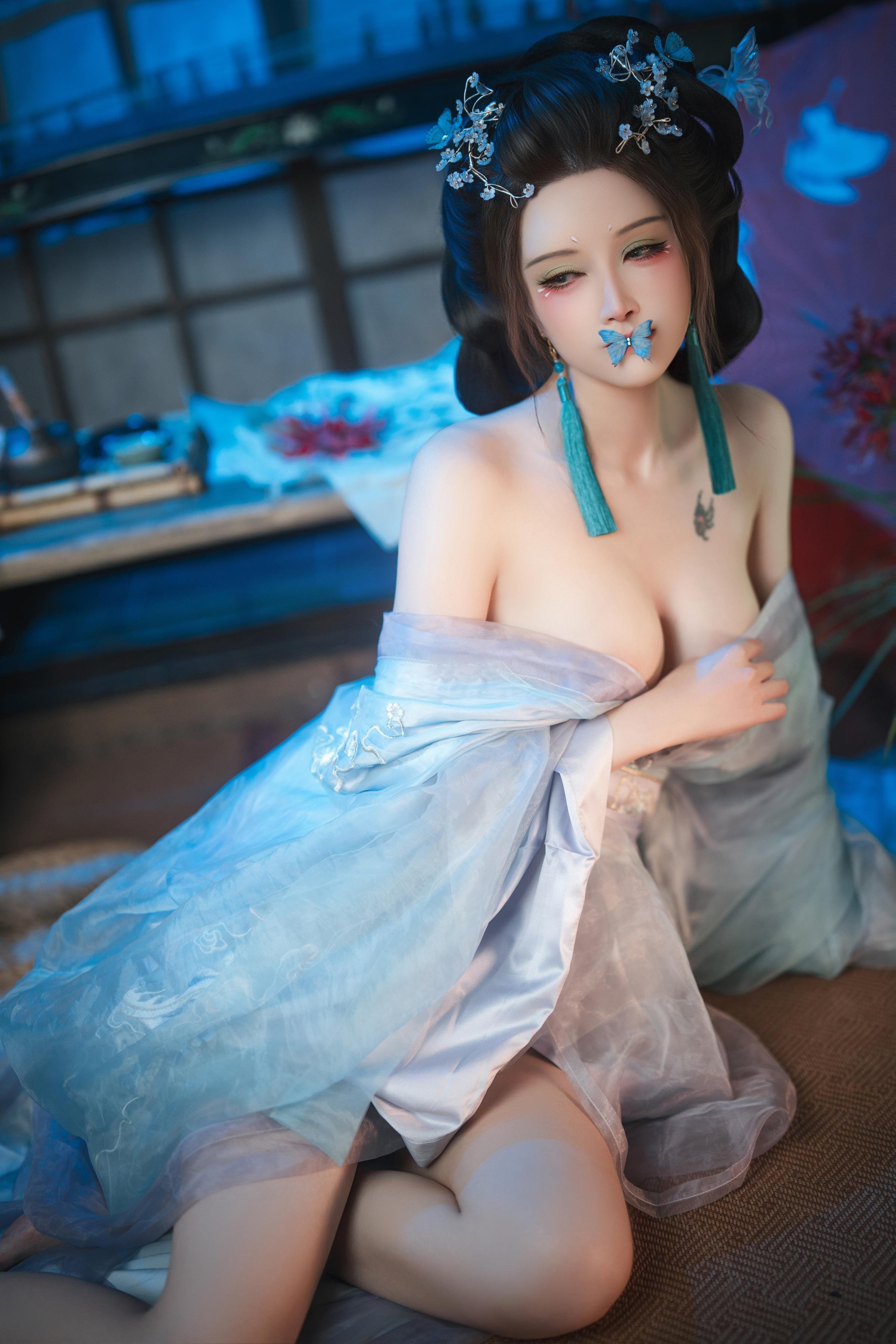 [costume hóa trang] Lộc Bát Tuổi - Giấc Mơ Bướm Vỡ: Không Gian Ánh Sáng Mềm Mại Cổ Điển Rất Mơ Mộng, Góc Quay Táo Bạo, Chi Tiết Đôi Chân Đẹp Và Ngực Đẹp Rất Hấp Dẫn 195P1V